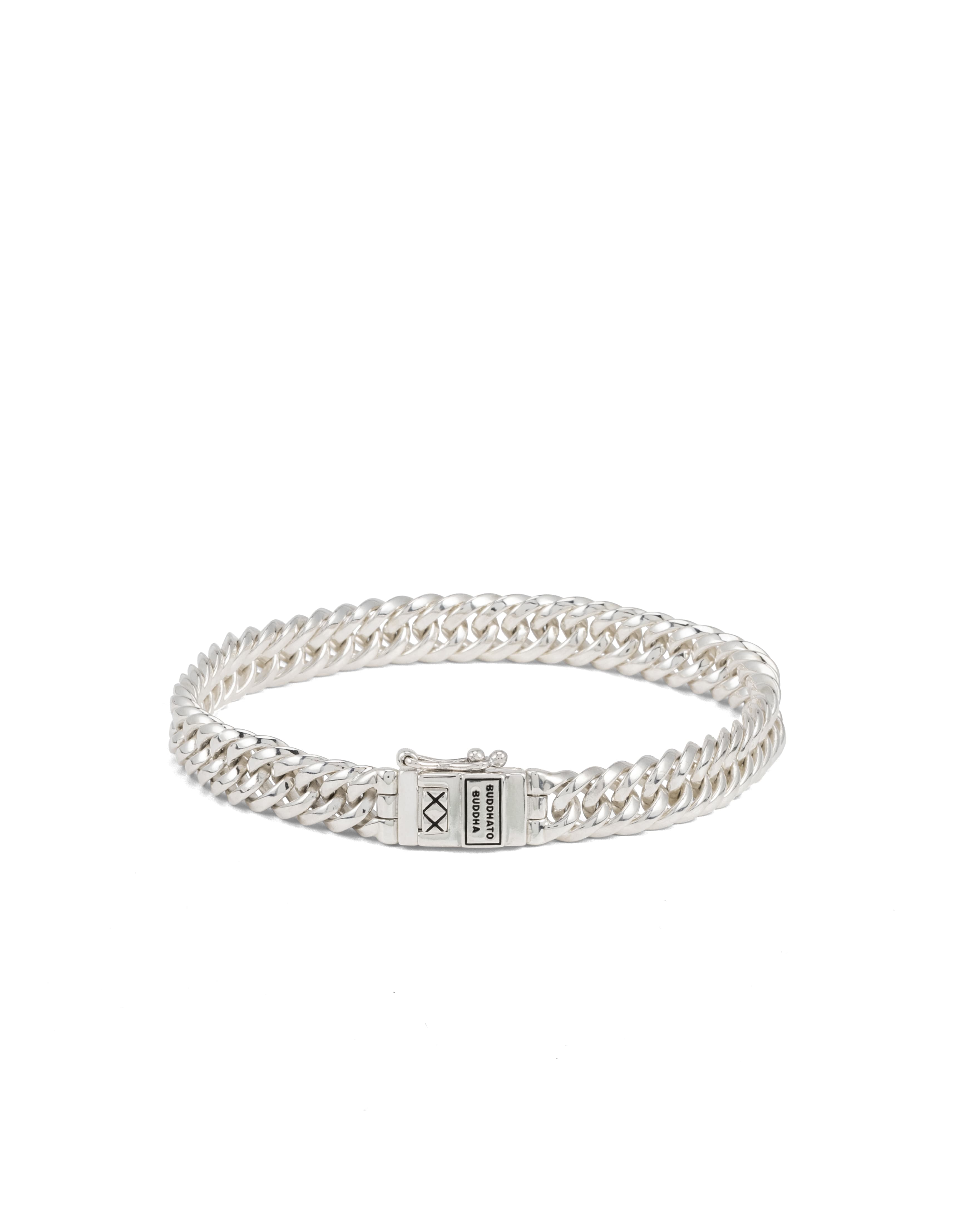 De Armband Chain Mini is een verfijnde en elegante versie van onze iconische Chain-collectie. Vervaardigd van gerecycled 925 sterling zilver, is elke schakel met de hand gemaakt en biedt het een subtiel en prachtig ontwerp. Hoewel kleiner van formaat, behoudt deze armband de stoere uitstraling en het vakmanschap dat Buddha to Buddha siert. Deze armband is handgemaakt in Zuidoost-Azië en is een tijdloos sieraad dat apart gedragen kan worden of in laagjes met andere sieraden.