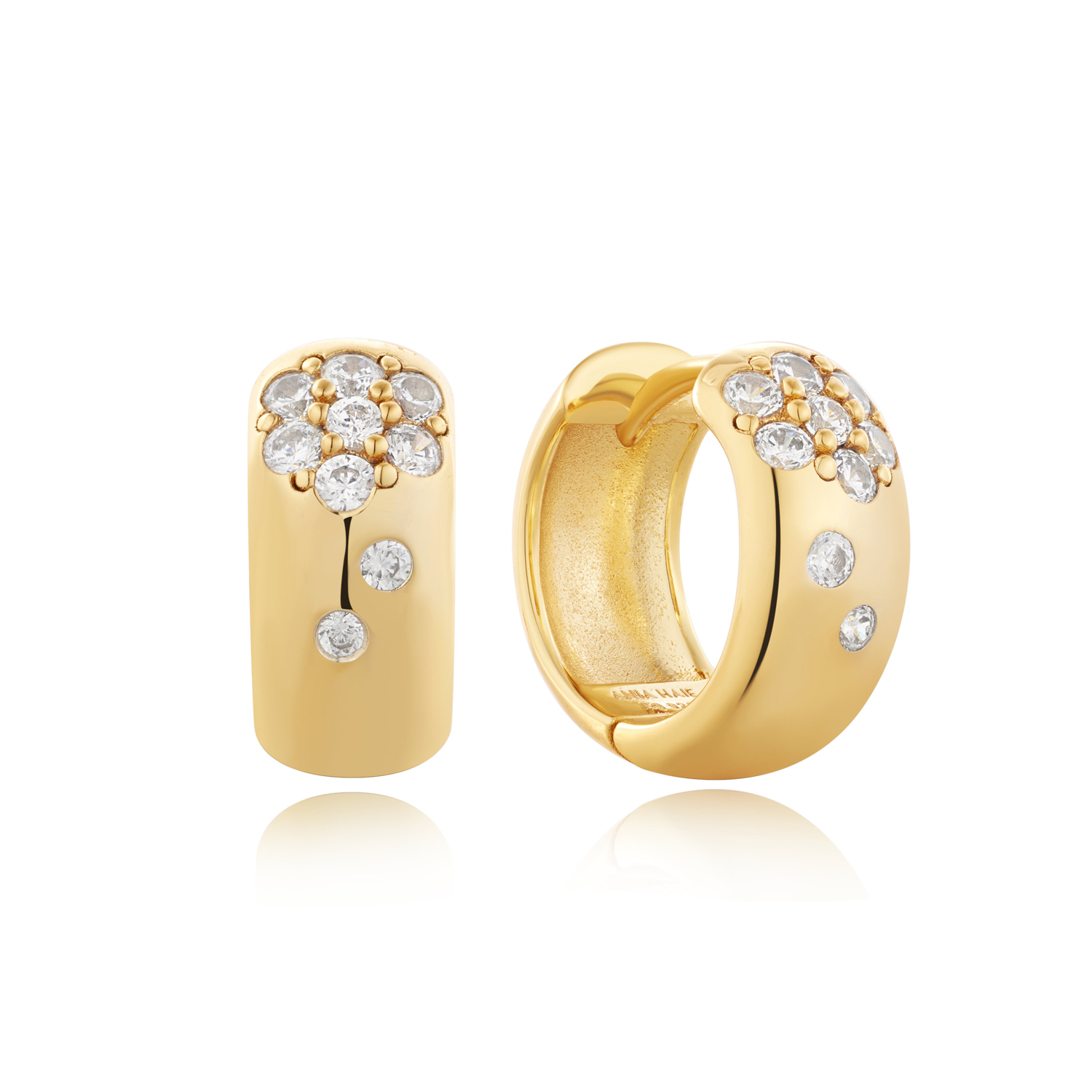 Een must voor elke trendy sieradencollectie, ontdek onze frisse kijk op dikke gouden oorringen. Gemaakt van 14kt verguld sterlingzilver en afgewerkt met een chique cluster van fonkelende zirkonia's, geven deze opvallende hoops elke look een boost. 

HET MERK
Geïnspireerd door de laatste fashion trends is Ania Haie het toonaangevende sieradenmerk voor hoogkwalitatieve maar ook betaalbare zilveren sieraden, zonder op de kwaliteit in te leveren. Iedere collectie is gebaseerd op de laatste catwalktrends, waardoor Ania Haie snel tot hét sieradenmerk voor stijlbewuste consumenten is verkozen. Elk sieraad wordt ontworpen om te combineren met andere sieraden waardoor je je eigen look kunt creëren. Maar ook zijn Ania Haie sieraden opvallend genoeg om op zichzelf te dragen.

SPECIFICATIES
- Ania Haie
- Oorsieraad
- 925 zilver met gold plating
- Kristal
- AH E054-05G