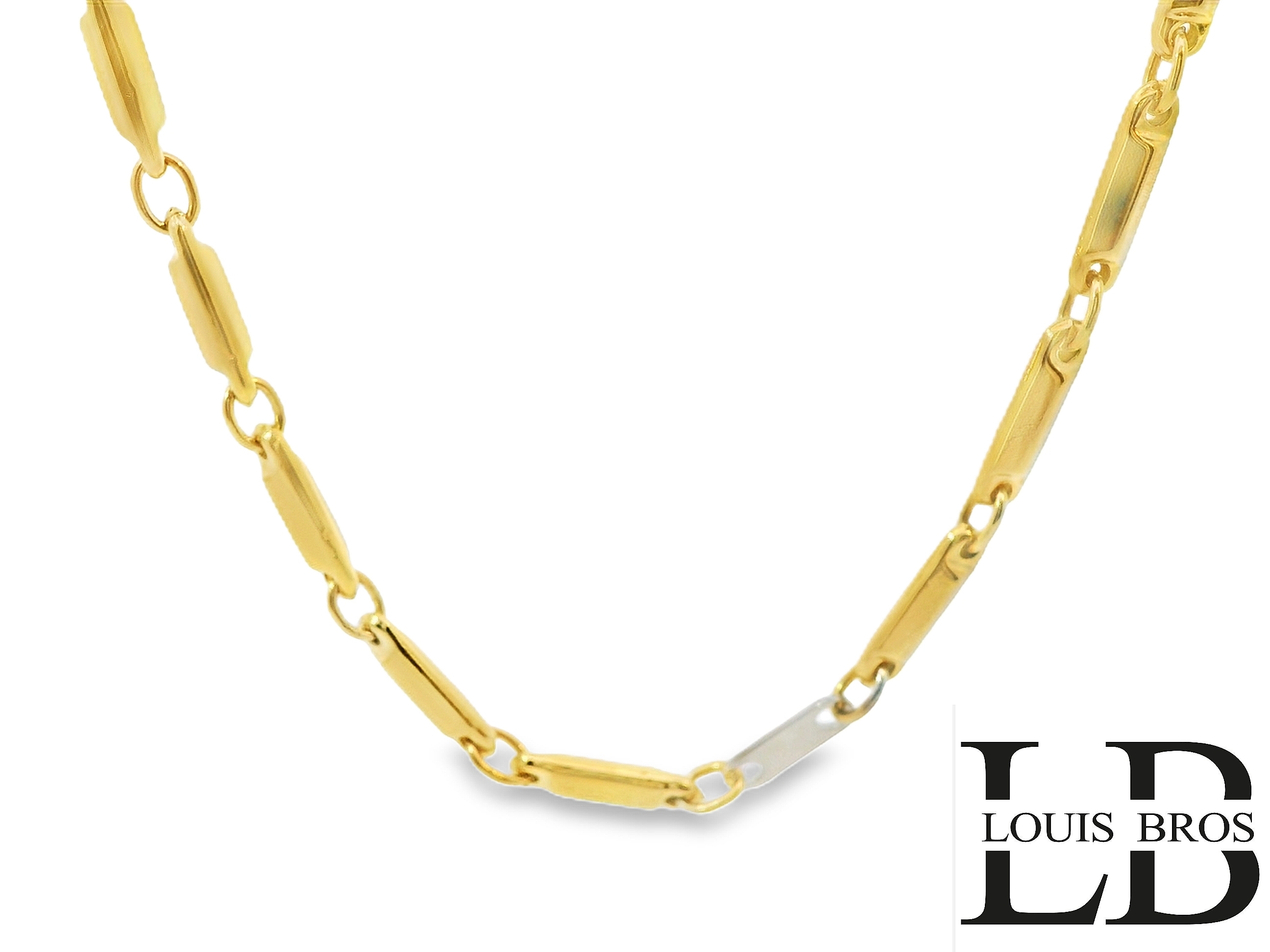 Dit schitterende collier is vervaardigd uit 14 karaat bicolor goud (11.94 gr) en combineert op subtiele wijze geelgoud met witgouden accenten. De ketting bestaat uit langwerpige, strak afgewerkte schakels die een eigentijdse en stijlvolle uitstraling geven. De toevoeging van enkele witgouden schakels zorgt voor een verfijnd kleurcontrast en een moderne twist.

De glanzende afwerking van zowel het geel- als witgoud benadrukt de luxe en kwaliteit van dit sieraad. Dit collier is uitermate geschikt voor wie houdt van klassieke elegantie met een speelse, eigentijdse touch.

Kenmerken:

Materiaal: 14 karaat geelgoud en witgoud (bicolor)

Ontwerp: Langwerpige, gepolijste schakels met subtiele kleurovergang

Stijl: Modern, stijlvol en verfijnd

Draagmomenten: Perfect voor dagelijks gebruik of feestelijke gelegenheden

Geslacht: Unisex

Een exclusief en tijdloos sieraad dat elke outfit een luxueuze uitstraling geeft.
Verkrijgbaar vanaf 40 cm!