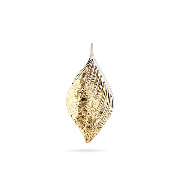 Deze prachtige gouden hanger uit de Leoni collectie heeft de vorm van een berkenblad en is gemaakt van twee kleuren goud.