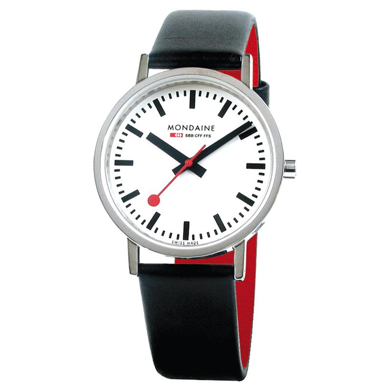 Mondaine M660.30314.11SBB Horloge - Classic - Leer - 36mm
Dit unieke Mondaine horloge met nummer: M660.30314.11SBB uit de Classic serie heeft een elegant uiterlijk. Op de witte wijzerplaat is de uursaanduiding met strepen duidelijk zichtbaar en als blikvanger draait de rode secondewijzer sierlijk in het rond, net als de wel bekende stationsklok. Aan het stalen ronde kastje zit een zwarte leren band met gespsluiting. Het horloge is Swiss Made, heeft een mineraalglas, een doorsnee van 36mm en is 3ATM. 

Het Merk:
The Official Swiss Railway Watch. Gebaseerd op de officiële stationsklok van de Zwitserse spoorwegen, is 30 jaar geleden de horlogelijn onder het merk Mondaine opgezet. Zwitserse kwaliteitsuurwerken, net zo punctueel als de Zwitserse treinen. Een echte design klassieker met een unieke wijzerplaat en de wereldberoemde rode secondewijzer met bolletje. Herkenbaar uit duizenden.

Specificaties:
- Mineraalglas
- Witte wijzerplaat
- Zwarte leren band
- Swiss Made
- 3ATM (Regen- & spatwaterdicht)
- Ø 36mm