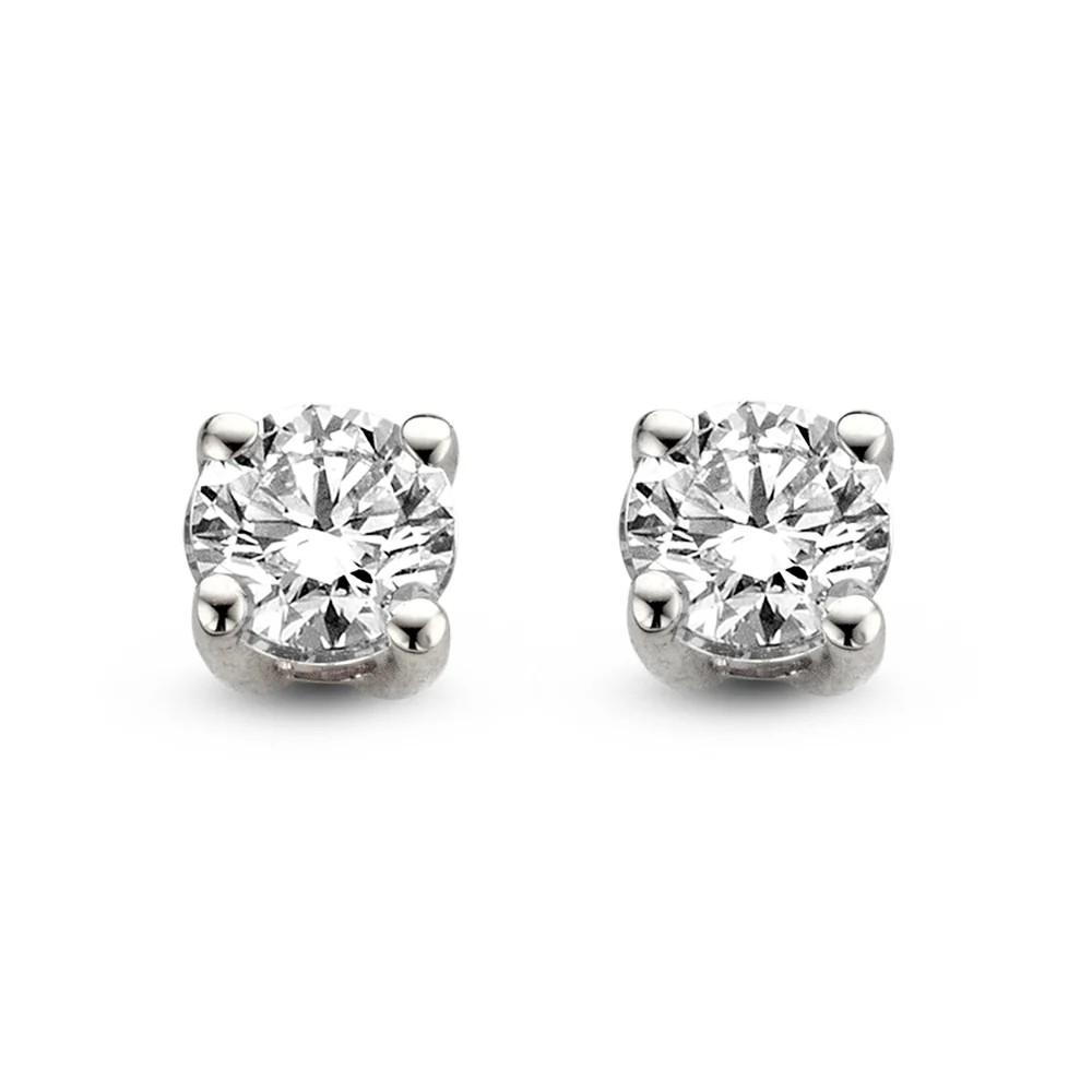 De Olivia oorstekers zijn onderdeel van onze schitterende solitair serie. Deze collectie bevat solitair sieraden die stralen in hun elegantie en eenvoud. Een echte must-have in iedere sieradencollectie!

Kies zelf de gewenste steengrootte van jouw diamanten. De stijlvolle Oliviaoorbellenzijn in verschillende maten beschikbaar. De oorstekers zijn aan de achterzijde voorzien van stevige schuifjes, waardoor ze veilig in het oor zitten.

De Olivia oorbellen zijnonderdeel van een set, in onze collectie zijn bijpassende hangers en een ring te vinden.



