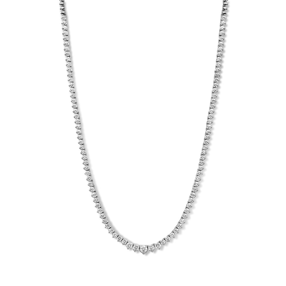 Ontdek de schitterende Chloe collectie, stralend van de diamanten. Chloe is een serie tennisarmbanden en -colliers, een van de stijlvolste en tijdloze luxe juwelen.HetChloe tenniscollieris aan de voorzijde volgezet met fonkelende diamantenin stevige zetkastjes.Het colliervalt soepel om dehalsen is dankzij de hoge kwaliteit een sieraad om vaak te dragen. Kies zelf de gewenste steengrootte van jouw diamanten.Hetstijlvolle Chloecollieris in verschillende maten beschikbaar.

Het Chloetenniscollier isgemaakt van 18 karaat gerecycled goud en heeft een stevige en perfect weggewerkte sluiting, waardoor jehet collier veilig kunt dragen.
