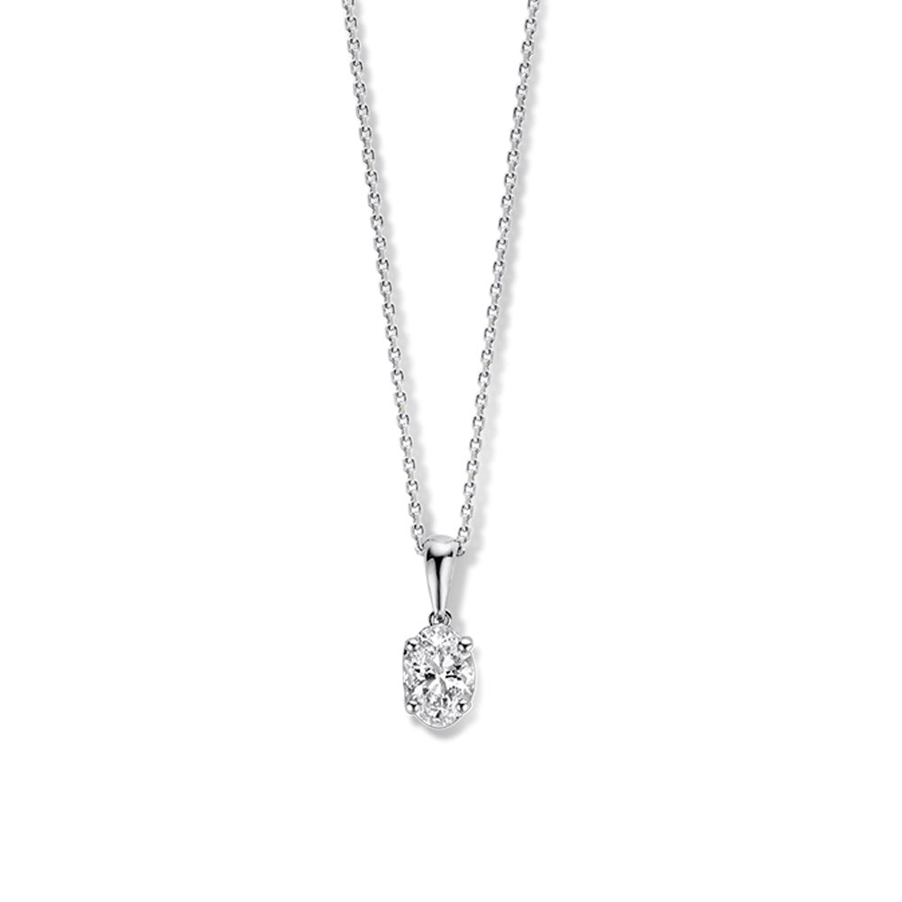 Collier Frankyheeft een diamanten hanger met een opvallend ovale vorm.Dankzij deze ovale slijpvorm straalt je diamant optimaal en lijkt hij bovendien optisch groter.Liever een ander diamantslijpsel? Ontdek dan de colliers met briljant, emeralden peerdiamanten.

Bij deze Frankyketting hangt de fonkelende diamant in heldere witgouden zetting aan een mooi en tegelijk sterke ketting met ankerschakel. De ketting heeft een lengte van 45cm, maar is verstelbaar naar 42cm.

Collier Frankyis onderdeel van een set, in onze collectie zijn bijpassende oorbellen en een ring te vinden.
