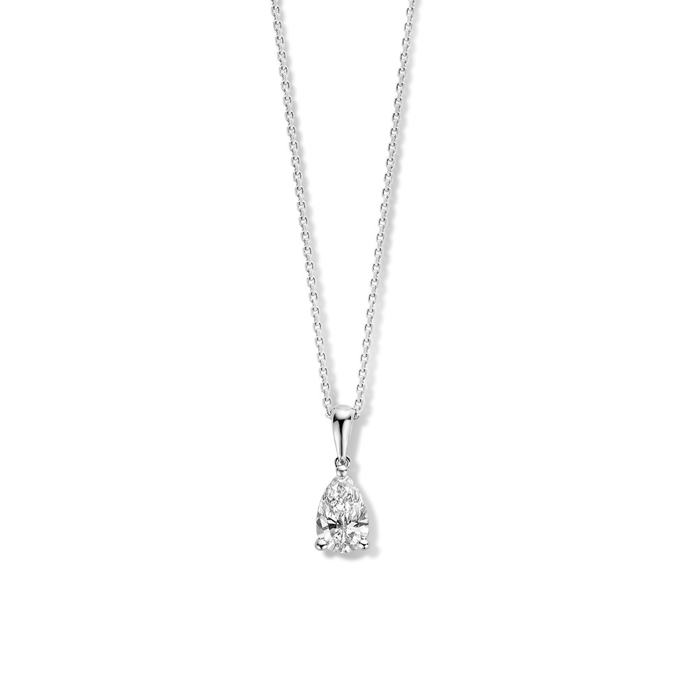 Collier Avabevat een hanger met een in het oog springende peer geslepen diamant.De peer diamant wordt ook wel een 'tear of hapiness'genoemd. Dankzij deze slijpvorm straalt je diamant optimaal en lijkt hij bovendien optisch groter.Liever een ander diamantslijpsel? Ontdek dan de colliers met briljant, emeralden ovale diamanten.

Bij deze Avaketting hangt de fonkelende diamant in heldere witgouden zetting aan een mooi en tegelijk sterke ketting met ankerschakel. De ketting heeft een lengte van 45cm, maar is verstelbaar naar 42cm.

Collier Avais onderdeel van een set, in onze collectie zijn bijpassende oorbellen en een ring te vinden.
