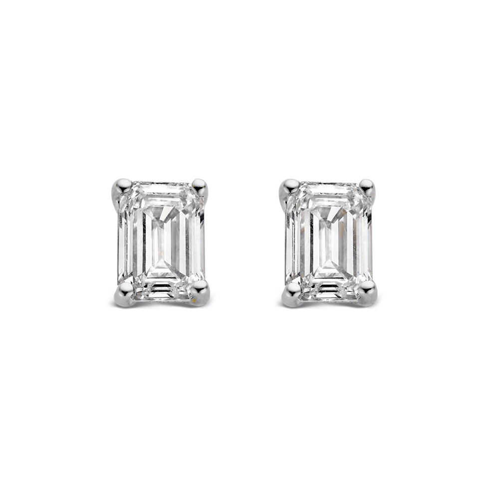 De emerald diamanten zijn de eyecatchers van de prachtige Nora serie. De schitterende langwerpige diamanten tonen een bijzondere diepte. Dit wordt ook wel hethall of mirroreffect genoemd. Emerald geslepen diamanten tonen groot en onalledaags.Deze solitair oorstekers zijn gezet met 2 x 0,25 crt. en hebben dus een totaal gewicht van 0,50 crt. Kies zelf de gewenste steengrootte van jouw diamant. De Noraoorbellen zijn in verschillende maten en goudkleuren beschikbaar.

Deze oorbellen hebben een heldere witgouden zetting met diamant. De oorstekers zijn voorzien van stevige gouden schuifjes, waardoor ze mooi in het oor blijven zitten.

De Noraoorbellen zijn onderdeel van een set, in onze collectie zijn bijpassende colliers en ringen te vinden.
