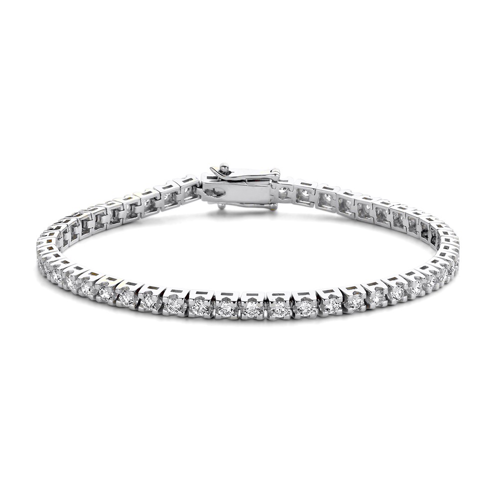 Ontdek de schitterende Chloe collectie, stralend van de diamanten. Chloe is een serie tennisarmbanden en -colliers, een van de stijlvolste en tijdloze luxe juwelen.De diamanten in de Chloe tennisarmband lopen rondom door en zijn gezet in stevige zetkastjes. De armband valt soepel om de pols en is dankzij de hoge kwaliteit een sieraad om vaak te dragen. Kies zelf de gewenste steengrootte van jouw diamanten. De stijlvolle Chloearmbandis in verschillende maten beschikbaar.

De Chloetennisarmband isgemaakt van 18 karaat gerecycled goud en heeft een stevige en perfect weggewerkte sluiting, waardoor je de armband veilig kunt dragen.
