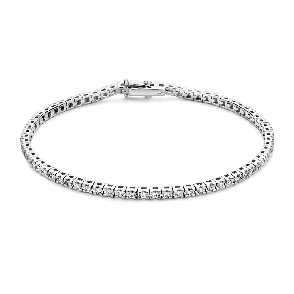 Ontdek de schitterende Chloe collectie, stralend van de diamanten. Chloe is een serie tennisarmbanden en -colliers, een van de stijlvolste en tijdloze luxe juwelen.De diamanten in de Chloe tennisarmband lopen rondom door en zijn gezet in stevige zetkastjes. De armband valt soepel om de pols en is dankzij de hoge kwaliteit een sieraad om vaak te dragen. Kies zelf de gewenste steengrootte van jouw diamanten. De stijlvolle Chloearmbandis in verschillende maten beschikbaar.

De Chloetennisarmband isgemaakt van 18 karaat gerecycled goud en heeft een stevige en perfect weggewerkte sluiting, waardoor je de armband veilig kunt dragen.


