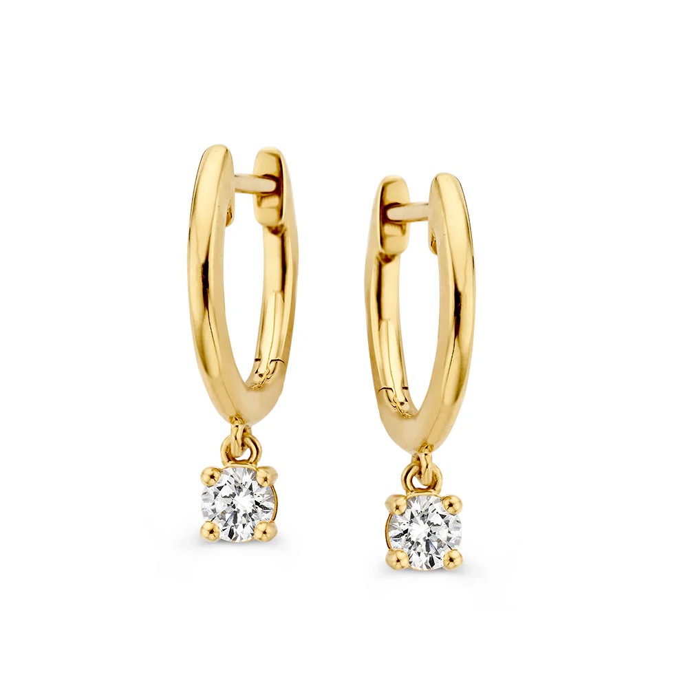 De Olivia oorringenzijn onderdeel van onze schitterende solitair serie. Deze collectie bevat solitair sieraden die stralen in hun elegantie en eenvoud. Een echte must-have in iedere sieradencollectie!

De oorringenzijn voorzien van een luxe sluitsysteem, waardoor ze veilig in het oor zitten.

De Olivia oorbellen zijnonderdeel van een set, in onze collectie zijn bijpassende colliersen ringen te vinden.
