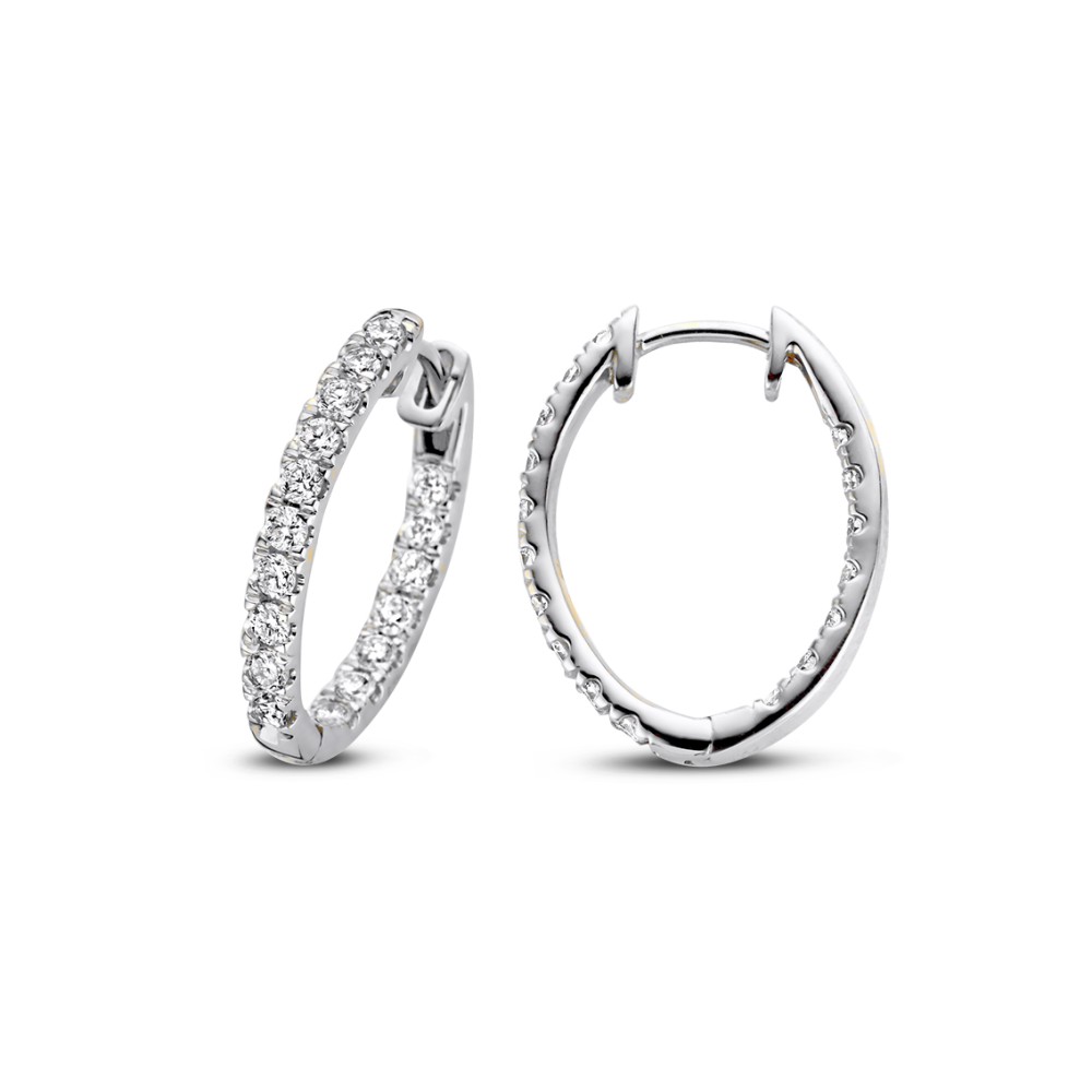 Ontmoet Lauren, een prachtige en luxe serie oorringen met diamanten in fonkelende pavézetting. De Laurenoorbellen hebben een elegante en tijdloze uitstraling. Voor een extra wauw-effect zijn ze niet alleen aan de voorzijde, maar ook aan de binnenkant gezet met schitterend diamant. Kies zelf de gewenste steengrootte van jouw diamanten. De stijlvolle Lauren oorringen zijn in verschillende maten beschikbaar.

De Lauren oorringen zijn gemaakt van 18 karaat gerecycled goud en hebben een scharnier en stevig klapsysteem, waardoor ze veilig zullen sluiten.
