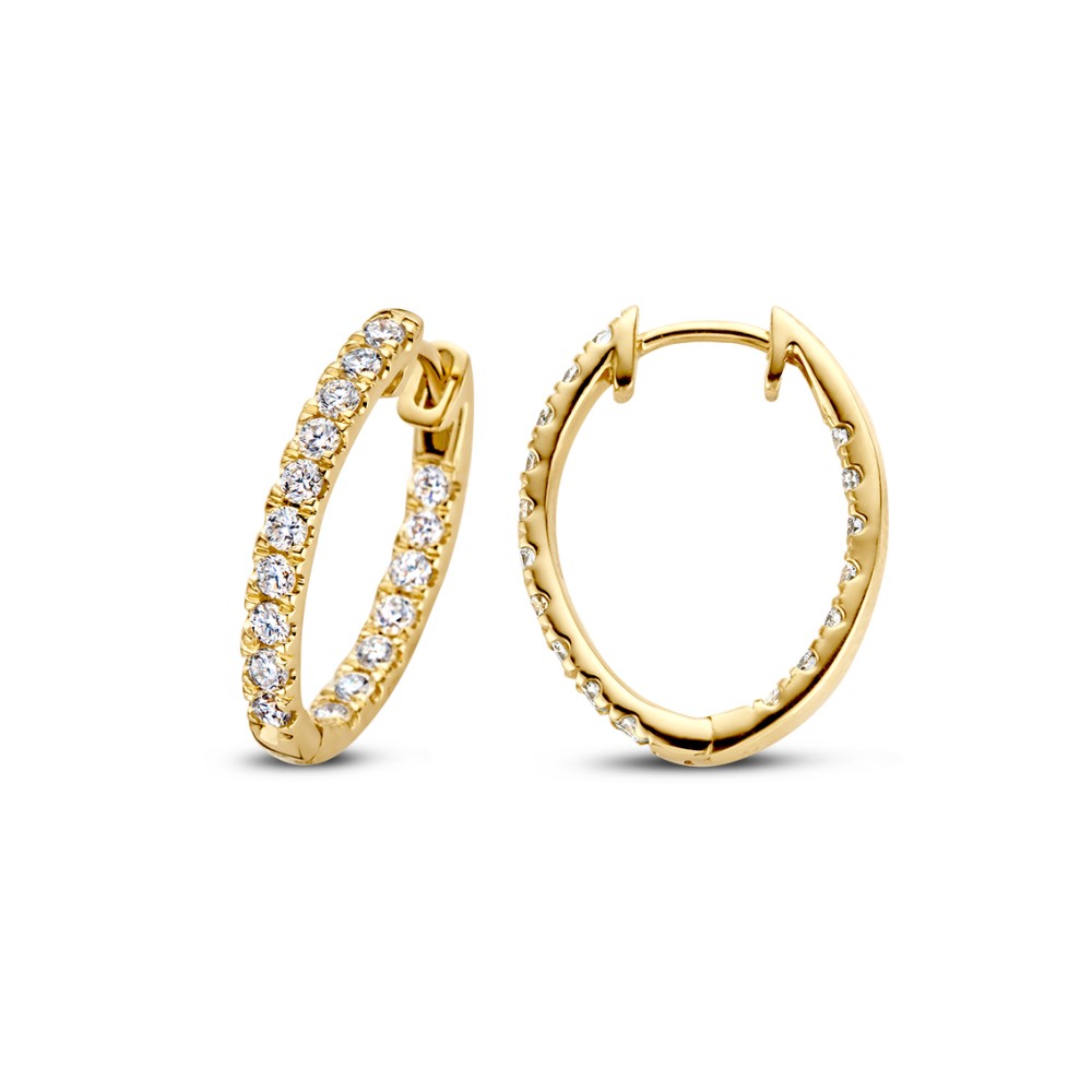 Ontmoet Lauren, een prachtige en luxe serie oorringen met diamanten in fonkelende pavézetting. De Laurenoorbellen hebben een elegante en tijdloze uitstraling. Voor een extra wauw-effect zijn ze niet alleen aan de voorzijde, maar ook aan de binnenkant gezet met schitterend diamant. Kies zelf de gewenste steengrootte van jouw diamanten. De stijlvolle Lauren oorringen zijn in verschillende maten beschikbaar.

De Lauren oorringen zijn gemaakt van 18 karaat gerecycled goud en hebben een scharnier en stevig klapsysteem, waardoor ze veilig zullen sluiten.


