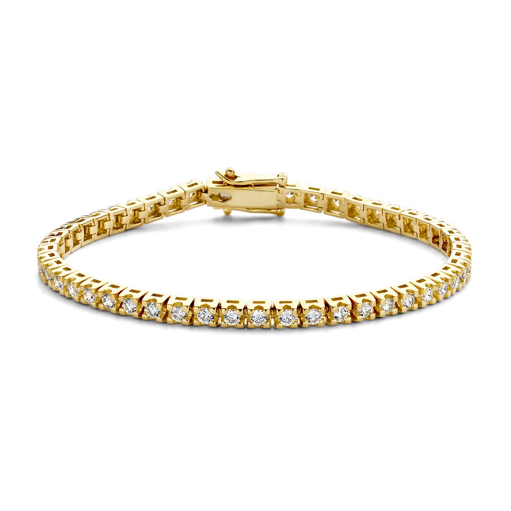 Ontdek de schitterende Chloe collectie, stralend van de diamanten. Chloe is een serie tennisarmbanden en -colliers, een van de stijlvolste en tijdloze luxe juwelen.De diamanten in de Chloe tennisarmband lopen rondom door en zijn gezet in stevige zetkastjes. De armband valt soepel om de pols en is dankzij de hoge kwaliteit een sieraad om vaak te dragen. Kies zelf de gewenste steengrootte van jouw diamanten. De stijlvolle Chloearmbandis in verschillende maten beschikbaar.

De Chloetennisarmband isgemaakt van 18 karaat gerecycled goud en heeft een stevige en perfect weggewerkte sluiting, waardoor je de armband veilig kunt dragen.
