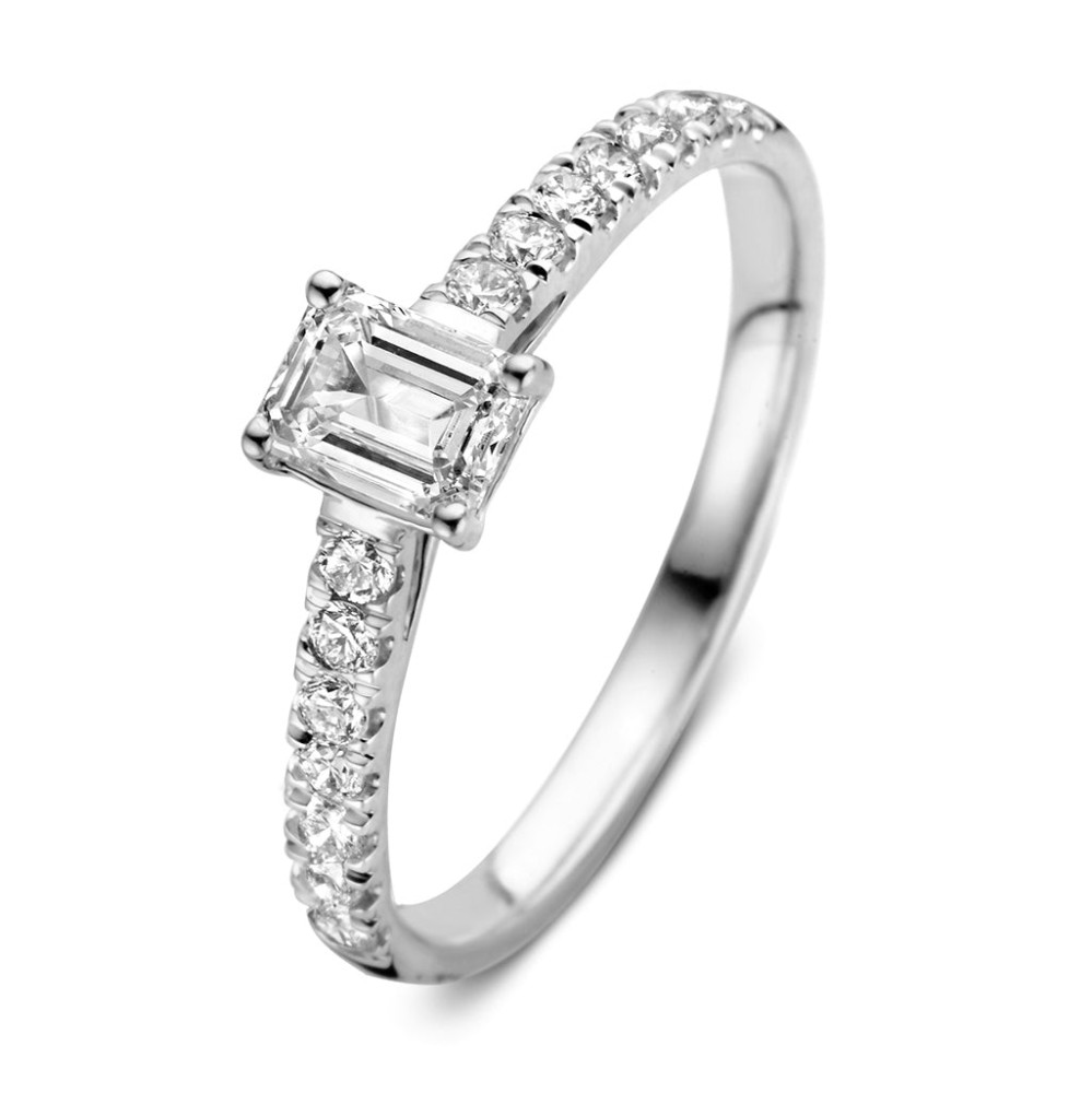 Ring Nora Royal is een bijzondere en elegantesolitair ring met zijstenen. Bij de Nora collectie is de emerald geslepen diamant het absolute middelpunt.Deze ring bevat een emerald diamant in vierpoot zetting. Dankzij de lange facetten heeft deze diamant een heldere uitstraling. De diamanten in de band van de ring maken het stijlvolle design compleet. Kies zelf de gewenste steengrootte van jouw diamant. De schitterendeNoraring is in verschillende maten en goudkleuren beschikbaar.

Ring Norais onderdeel van een set, in onze collectie zijn bijpassende oorbellen en een collier te vinden. Dankzij de verhoogde zetting en verfijnde scheen is dezesolitair perfect te combineren met een gouden trouwring of bijvoorbeeld onze diamanten eternity ringMillie.
