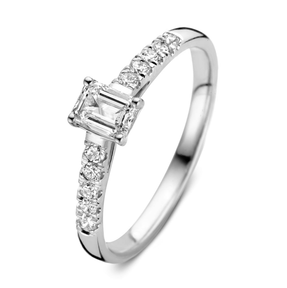 Ring Nora Royal is een bijzondere en elegantesolitair ring met zijstenen. Bij de Nora collectie is de emerald geslepen diamant het absolute middelpunt.Deze ring bevat een emerald diamant in vierpoot zetting. Dankzij de lange facetten heeft deze diamant een heldere uitstraling. De diamanten in de band van de ring maken het stijlvolle design compleet. Kies zelf de gewenste steengrootte van jouw diamant. De schitterendeNoraring is in verschillende maten en goudkleuren beschikbaar.

Ring Norais onderdeel van een set, in onze collectie zijn bijpassende oorbellen en een collier te vinden. Dankzij de verhoogde zetting en verfijnde scheen is dezesolitair perfect te combineren met een gouden trouwring of bijvoorbeeld onze diamanten eternity ringMillie.

