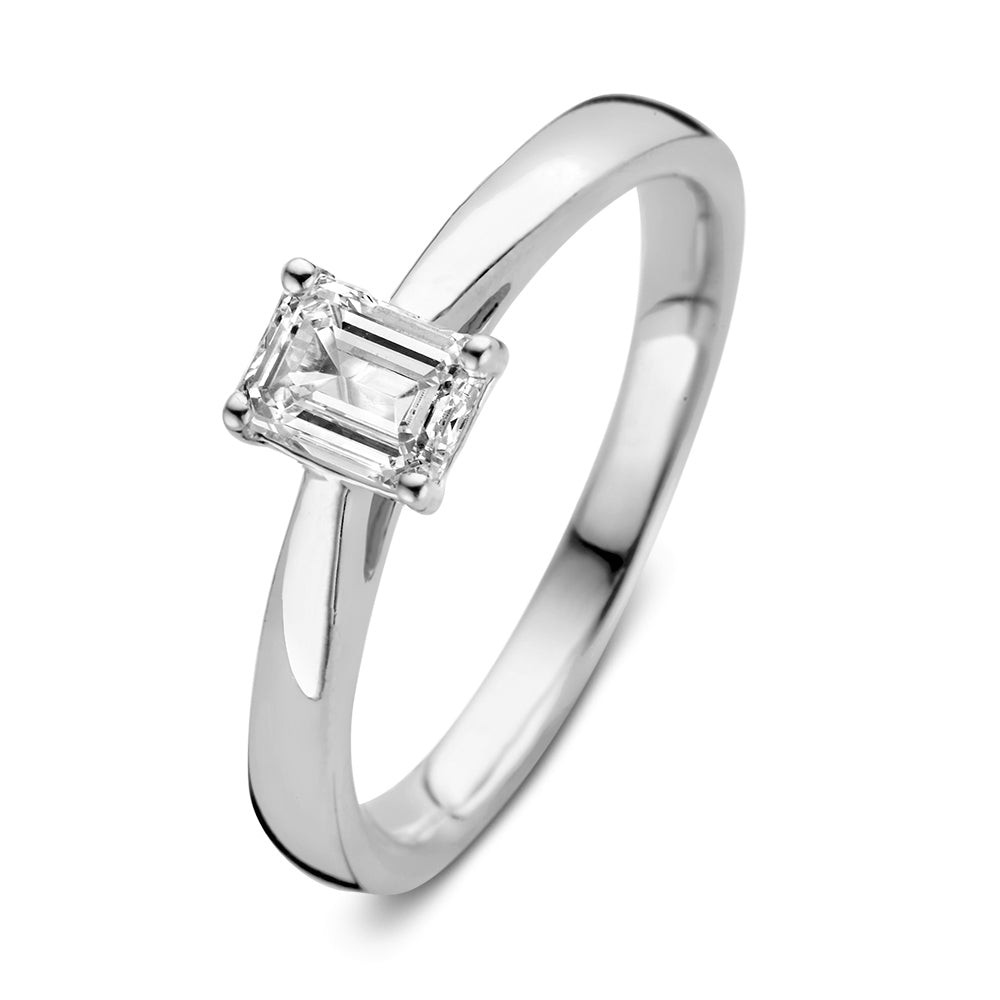 Ring Norais een bijzondere en elegantesolitair ring. Bij de Nora collectie is de emerald geslepen diamant het absolute middelpunt.Deze ring bevat een emerald diamant in vierpoot zetting. Dankzij de lange facetten heeft deze diamant een heldere en betoverende uitstraling.Kies zelf de gewenste steengrootte van jouw diamant. De stijlvolle Noraring is in verschillende maten en goudkleuren beschikbaar.

Ring Norais onderdeel van een set, in onze collectie zijn bijpassende oorbellen en een collier te vinden. Dankzij de verhoogde zetting en verfijnde scheen is dezesolitair perfect te combineren met een gouden trouwring of bijvoorbeeld onze diamanten eternity ringMillie.
