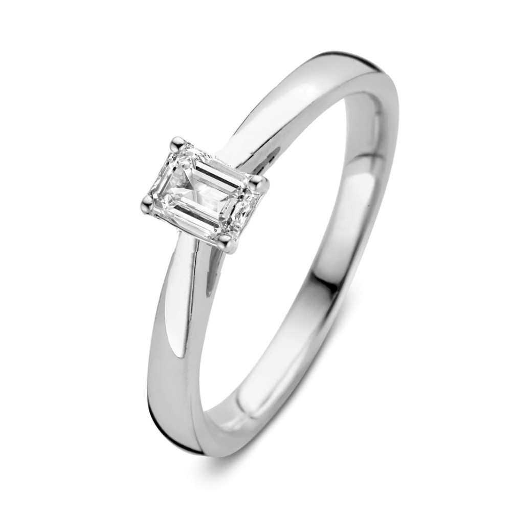 Ring Norais een bijzondere en elegantesolitair ring. Bij de Nora collectie is de emerald geslepen diamant de echte eyecatcher.Deze ring bevat een emerald diamant in vierpoot zetting. Dankzij de lange facetten heeft deze diamant een heldere en betoverende uitstraling.Kies zelf de gewenste steengrootte van jouw diamant. De stijlvolle Noraring is in verschillende maten en goudkleuren beschikbaar.

Ring Norais onderdeel van een set, in onze collectie zijn bijpassende oorbellen en een collier te vinden. Dankzij de verhoogde zetting en verfijnde scheen is dezesolitair perfect te combineren met een gouden trouwring of bijvoorbeeld onze diamanten eternity ringMillie.


