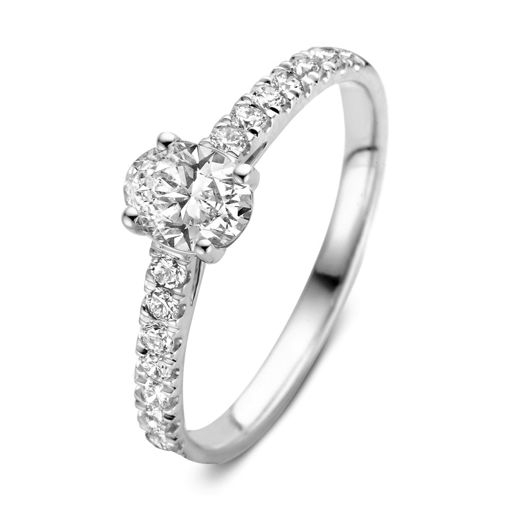 Ontdek de speelse en elegante ring Franky.Dankzij de ovaal geslepen diamant heeft deze solitair ring een opvallende uitstraling.Ovale diamanten schitteren optimaal en ogen bovendien groter. De diamanten in de band van de ring, maken deze royal versie nog eens extra vrolijk. Kies zelf de gewenste steengrootte van jouw diamant. De stijlvolle Frankyring is in verschillende maten en goudkleuren beschikbaar.

Ring Franky Royal is onderdeel van een serie, in onze collectie zijn bijpassende oorbellen en een kettingte vinden. Dankzij de verhoogde zetting en verfijnde scheen is dezesolitair perfect te combineren met een gouden trouwring of bijvoorbeeld onze diamanten eternity ringMillie.
