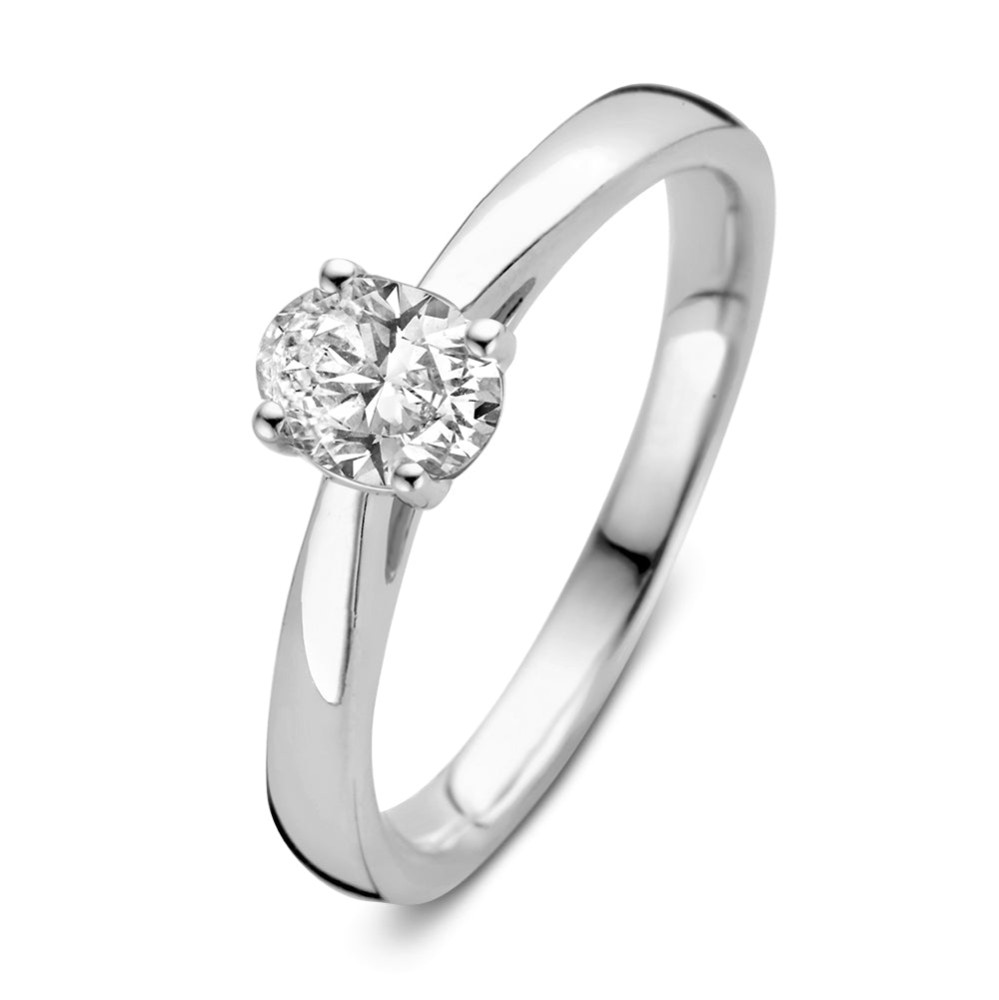 Ontdek de speelse en elegante ring Franky.Dankzij de ovaal geslepen diamant heeft deze minimalistische solitair ring een opvallende uitstraling.Ovale diamanten schitteren optimaal en ogen bovendien groter.Kies zelf de gewenste steengrootte van jouw diamant. De stijlvolle Frankyring is in verschillende maten en goudkleuren beschikbaar.

Ring Frankyis onderdeel van een serie, in onze collectie zijn bijpassende oorbellen en een kettingte vinden. Dankzij de verhoogde zetting en verfijnde scheen is dezesolitair perfect te combineren met een gouden trouwring of bijvoorbeeld onze diamanten eternity ringMillie.
