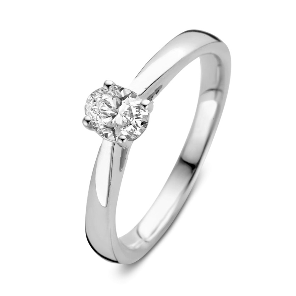 Ontdek de speelse en elegante ring Franky.Dankzij de ovaal geslepen diamant heeft deze minimalistische solitair ring een opvallende uitstraling.Ovale diamanten schitteren optimaal en ogen bovendien groter.Kies zelf de gewenste steengrootte van jouw diamant. De stijlvolle Frankyring is in verschillende maten en goudkleuren beschikbaar.

Ring Frankyis onderdeel van een serie, in onze collectie zijn bijpassende oorbellen en een kettingte vinden. Dankzij de verhoogde zetting en verfijnde scheen is dezesolitair perfect te combineren met een gouden trouwring of bijvoorbeeld onze diamanten eternity ringMillie.
