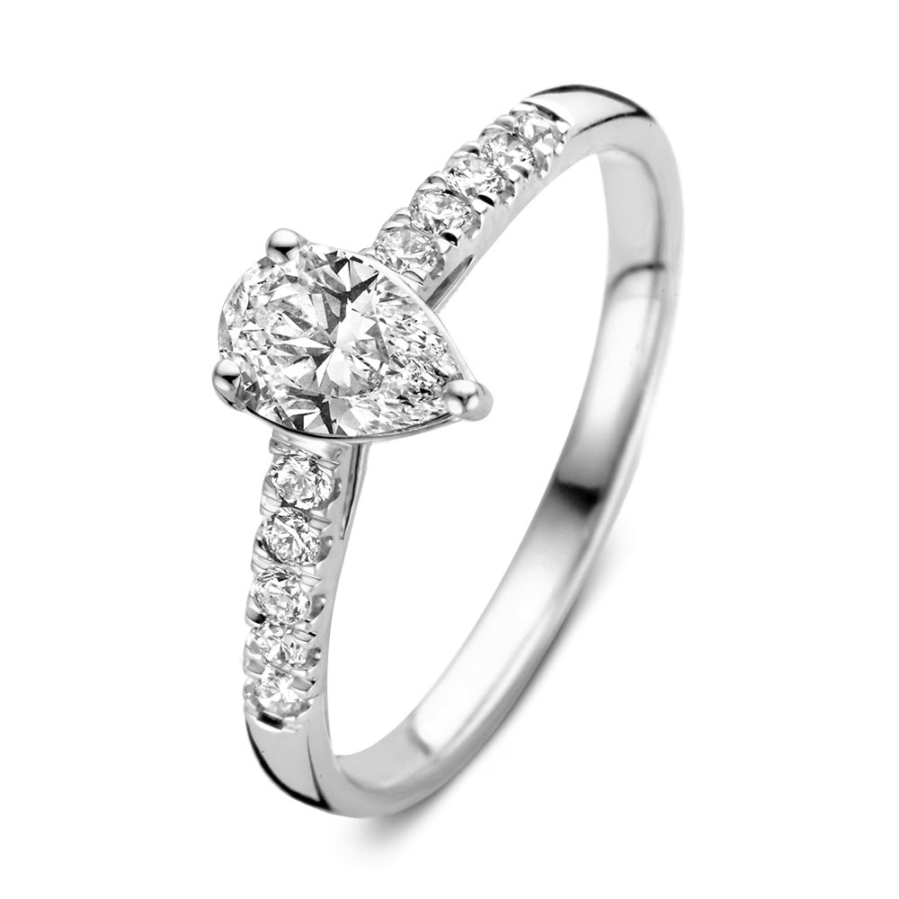 Meet Ava, onze solitair met peervormige diamant. Een elegante ring met een simplistisch en tijdloos design.Peer diamanten schitteren optimaal en zorgen bovendien voor optische verlenging van de vinger. De kleine briljanten in de band van deze ring zorgen bovendien voor een extra feestje aan de hand. Kies zelf de gewenste steengrootte van jouw diamant. De bijzondere Avaring is in verschillende maten en goudkleuren beschikbaar.

Ring Avais onderdeel van een serie, in onze collectie zijn bijpassende oorbellen en een ketting met peervormige diamant te vinden. Dankzij de verhoogde zetting en verfijnde scheen is dezesolitair perfect te combineren met een gouden trouwring of bijvoorbeeld onze diamanten eternity ringMillie.
