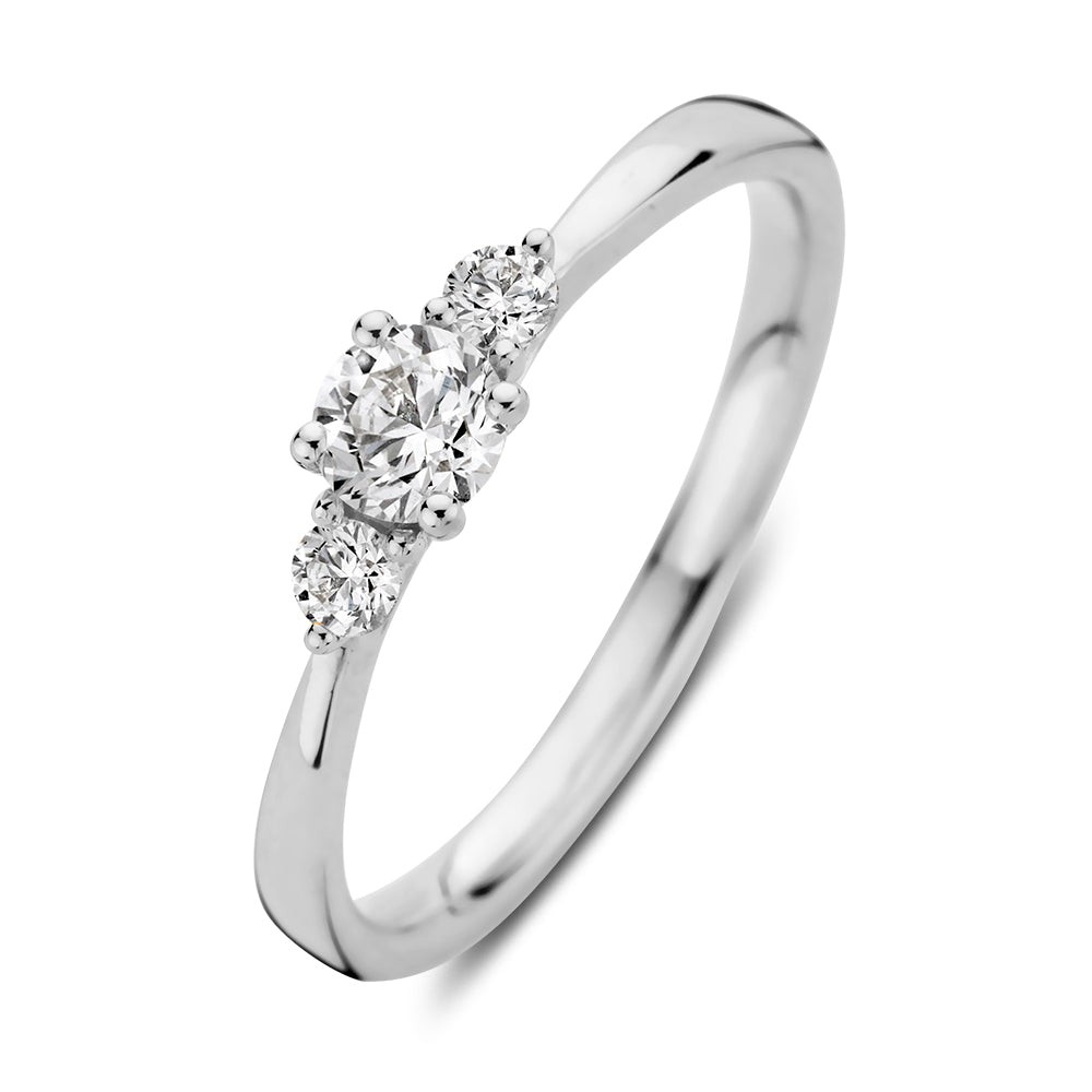 Alix is onze schitterende driesteensring! Zoals de naam al verklapt bevat de ring drie diamanten, waarbij de twee zijstenen de grote middensteen extra laten stralen.Bij een driesteensring staan de drie stenen symbool voor het verleden, heden en de toekomst. Het is daarom een perfecte ring voor speciale gelegenheden als bijvoorbeeld een verloving! We hebben Alix bovendien zo ontworpen dat er een aanschuif- of trouwring tegenaan gedragen kan worden. Wat dacht je bijvoorbeeld van onze Millie ring

Kies zelf de gewenste steengrootte van jouw diamanten. De Alix ring isin verschillende maten en goudkleuren beschikbaar.


