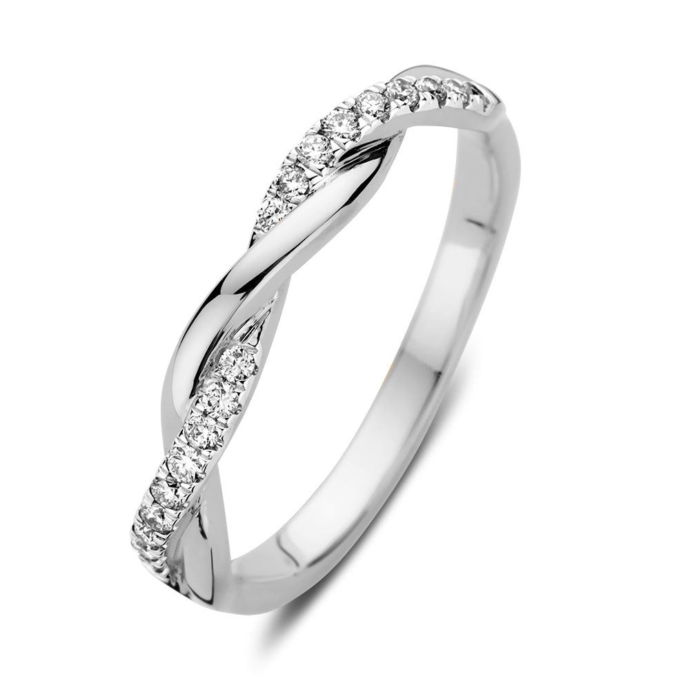 De witgouden ring 'Jackie' is een ware eyecatcher met zijn elegante twistband en 18 sprankelende briljanten (samen 0,15 ct.). Dit sieraad straalt een verfijnde charme uit en voegt een speelse dynamiek toe aan elke look.

Of je de Jackie ring solo draagt voor een subtiele uitstraling of als aanschuifring voor een extra vleugje glamour, deze ring is uiterst veelzijdig. De unieke twist van het ontwerp maakt hem perfect om te combineren met andere ringen, terwijl de glinstering van de diamanten altijd in het oog springt.

Laat je stijl stralen met de Jackie ring en geniet van de eindeloze mogelijkheden om je persoonlijke flair te uiten.

Ben je op zoek naar nog meer schittering in combinatie met de prachtige twist band? Bekijk ook eens de ring Mia, een combinatie van de Jackie ring mét solitair middensteen.
