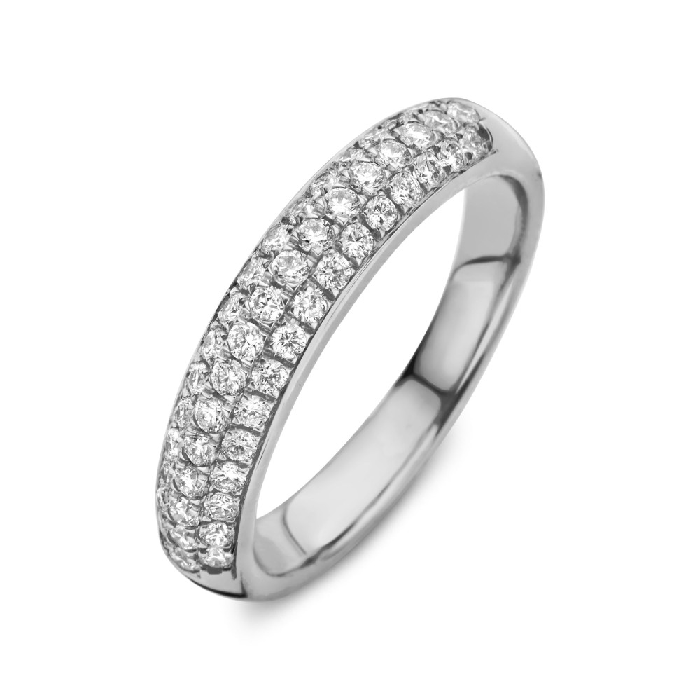 Ontdek de tijdloze elegantie van onze Emilie serie. Deze solide, witgouden ringis gezet met diamanten in fonkelende pavézetting. De Emilie sieradenhebbenhierdoor een luxe uitstraling.

Ring Emilie is een echte smaakmaker binnen de Aurore collectie en ze is perfect te combineren met veel van onze andere ringen. Probeer Emilie bijvoorbeeld eens met solitair Olivia of een van de gladde trouwringen.

De Emiliecollectie bevat naast ringen, ook prachtige oorbellen. Een topcollectie om eindeloos mee te combineren!

