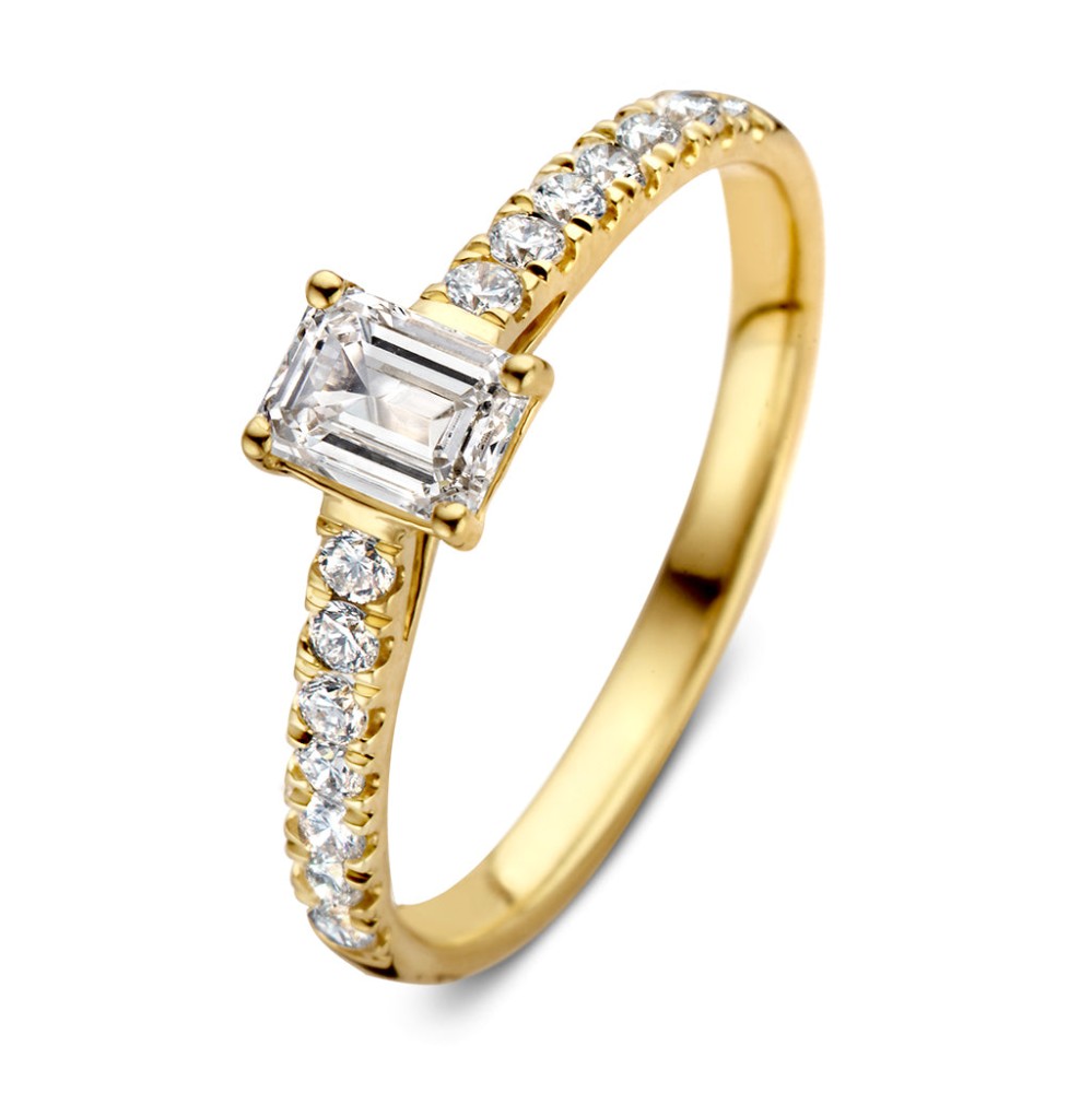 Ring Nora Royal is een bijzondere en elegantesolitair ring met zijstenen. Bij de Nora collectie is de emerald geslepen diamant het absolute middelpunt.Deze ring bevat een emerald diamant in vierpoot zetting. Dankzij de lange facetten heeft deze diamant een heldere uitstraling. De diamanten in de band van de ring maken het stijlvolle design compleet. Kies zelf de gewenste steengrootte van jouw diamant. De schitterendeNoraring is in verschillende maten en goudkleuren beschikbaar.

Ring Norais onderdeel van een set, in onze collectie zijn bijpassende oorbellen en een collier te vinden. Dankzij de verhoogde zetting en verfijnde scheen is dezesolitair perfect te combineren met een gouden trouwring of bijvoorbeeld onze diamanten eternity ringMillie.


