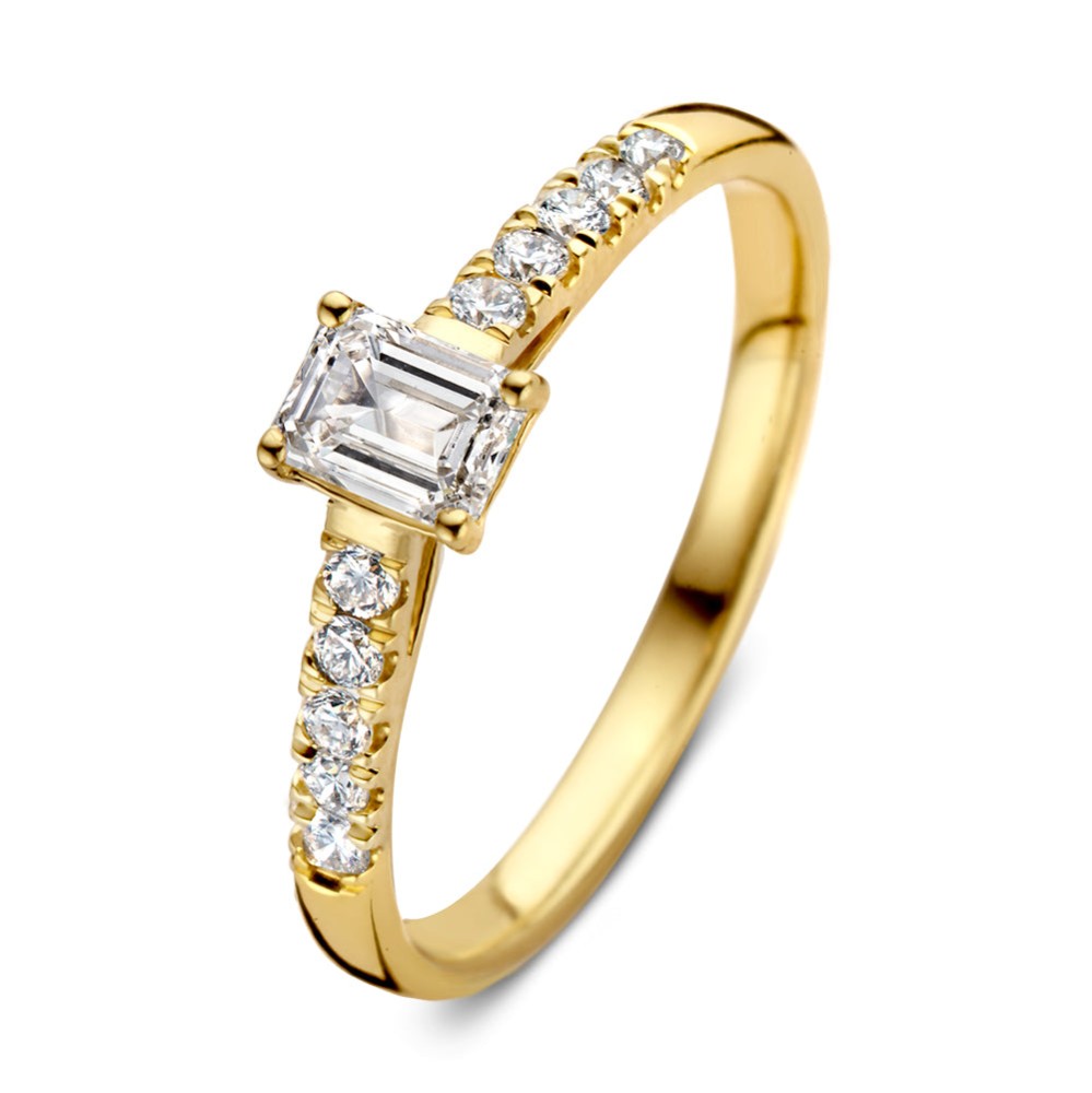 Ring Nora Royal is een bijzondere en elegantesolitair ring met zijstenen. Bij de Nora collectie is de emerald geslepen diamant het absolute middelpunt.Deze ring bevat een emerald diamant in vierpoot zetting. Dankzij de lange facetten heeft deze diamant een heldere uitstraling. De diamanten in de band van de ring maken het stijlvolle design compleet. Kies zelf de gewenste steengrootte van jouw diamant. De schitterendeNoraring is in verschillende maten en goudkleuren beschikbaar.

Ring Norais onderdeel van een set, in onze collectie zijn bijpassende oorbellen en een collier te vinden. Dankzij de verhoogde zetting en verfijnde scheen is dezesolitair perfect te combineren met een gouden trouwring of bijvoorbeeld onze diamanten eternity ringMillie.
