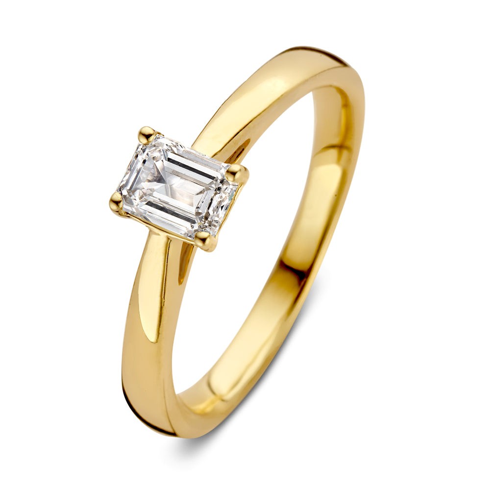 Ring Norais een bijzondere en elegantesolitair ring. Bij de Nora collectie is de emerald geslepen diamant het absolute middelpunt.Deze ring bevat een emerald diamant in vierpoot zetting. Dankzij de lange facetten heeft deze diamant een heldere uitstraling.Kies zelf de gewenste steengrootte van jouw diamant. De stijlvolle Noraring is in verschillende maten en goudkleuren beschikbaar.

Ring Norais onderdeel van een set, in onze collectie zijn bijpassende oorbellen en een collier te vinden. Dankzij de verhoogde zetting en verfijnde scheen is dezesolitair perfect te combineren met een gouden trouwring of bijvoorbeeld onze diamanten eternity ringMillie.
