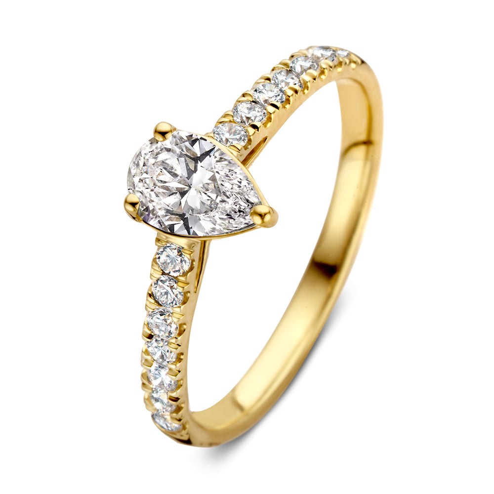 Meet Ava, onze solitair met peervormige diamant. Een elegante ring met een simplistisch en tijdloos design.Peer diamanten schitteren optimaal en zorgen bovendien voor optische verlenging van de vinger. De kleine briljanten in de band van deze ring zorgen bovendien voor een extra feestje aan de hand. Kies zelf de gewenste steengrootte van jouw diamant. De bijzondere Avaring is in verschillende maten en goudkleuren beschikbaar.

Ring Avais onderdeel van een serie, in onze collectie zijn bijpassende oorbellen en een ketting met peervormige diamant te vinden. Dankzij de verhoogde zetting en verfijnde scheen is dezesolitair perfect te combineren met een gouden trouwring of bijvoorbeeld onze diamanten eternity ringMillie.

