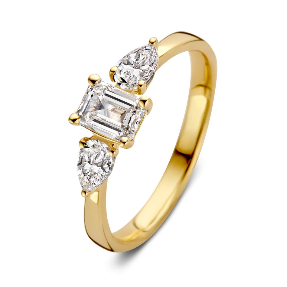 Ring Lizeis een prachtigedriesteens ring in de Aurore collectie. De drie diamanten symboliseren 'verleden, heden en toekomst' en zijn bij uitstek geschikt om een bijzonder moment in het leven te vieren. De ring bevat een opvallende emerald geslepen diamant in gouden vierpootzetting. Aan beide kanten zijn bovendien peervormige diamanten geplaatst.De stijlvolle Lizering is in verschillende maten en goudkleuren beschikbaar.


