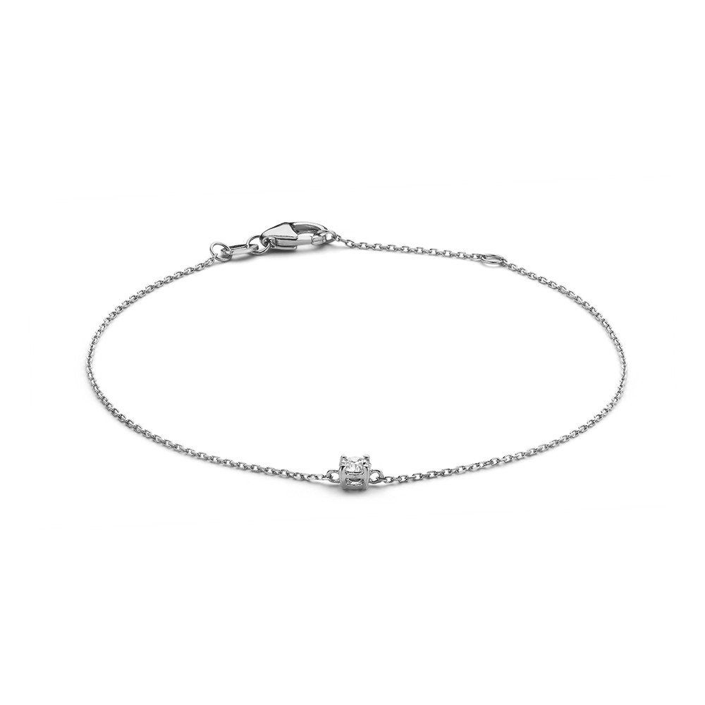 Maak jouw Olivia collectie compleet met onze Olivia armband met 0,15 crt. diamant van de hoogste kwaliteit. De armband valt soepel om de pols en is met elke outfit en andere sieraden goed te combineren! De lengte van de armband is standaard 19 cm en valt daardoor bij zo goed als iedereen perfect!

De armband isgemaakt van 18 karaat gerecycled goud en heeft een stevigegouden sluiting, waardoor je de armband veilig kunt dragen.
