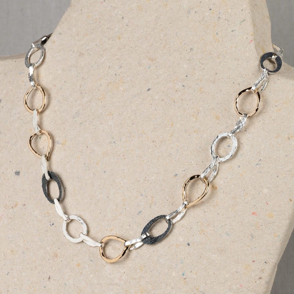 Dit collier is gemaakt van 925 sterling zilver, geoxideerd zilver en gold filled. Dit collier bestaat uit verschillende geschakelde ovale vormen. Combineer met een mooie armband, een ring en oorsieraden.