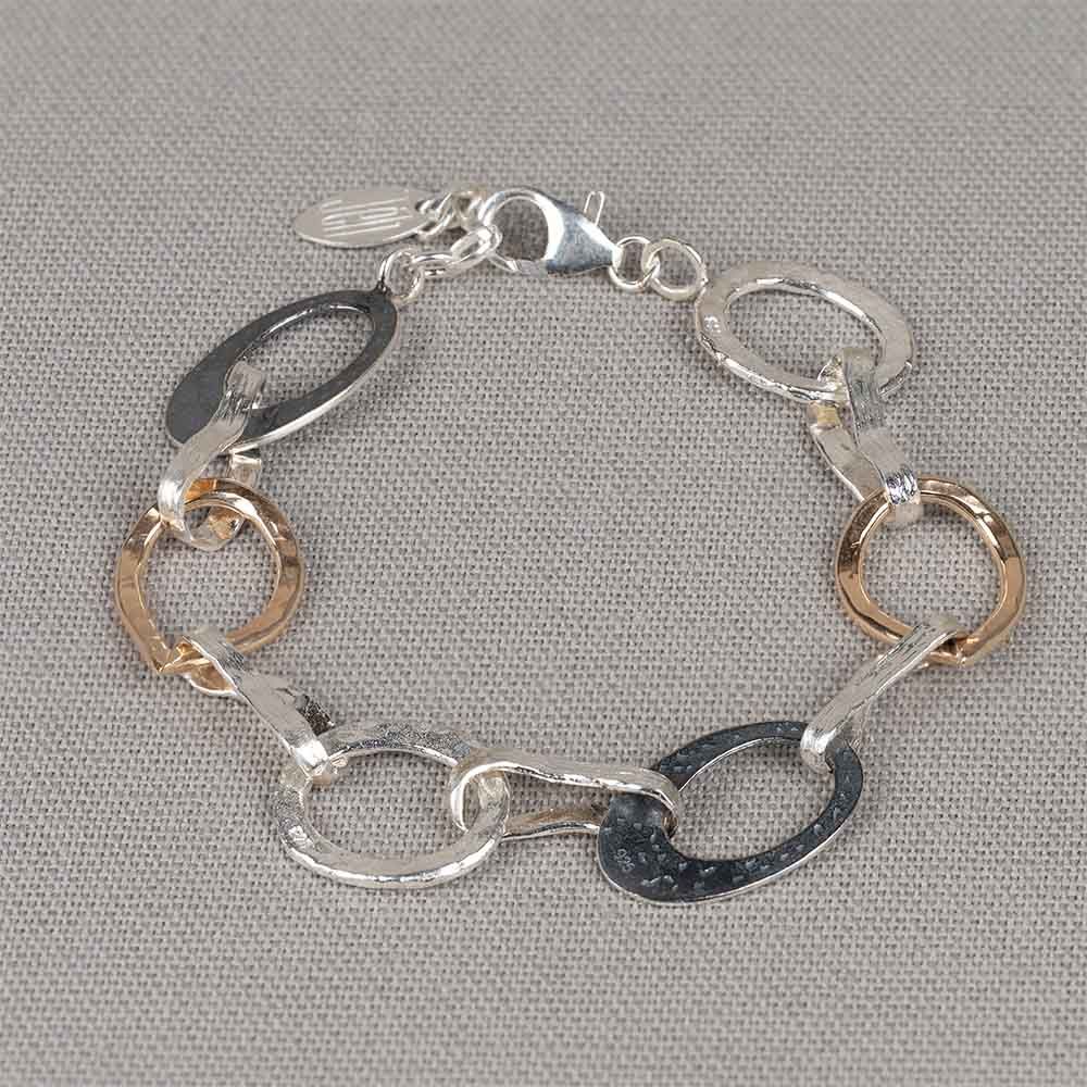 Armband uit de Touch of Gold-collectie van Jéh Jewels, gemaakt van 925 sterling zilver met hoogglans, geoxideerd zilver en Goldfilled. Deze armband bestaat uit verschillende geschakelde ovale vormen. Combineer met het bijpassende collier!