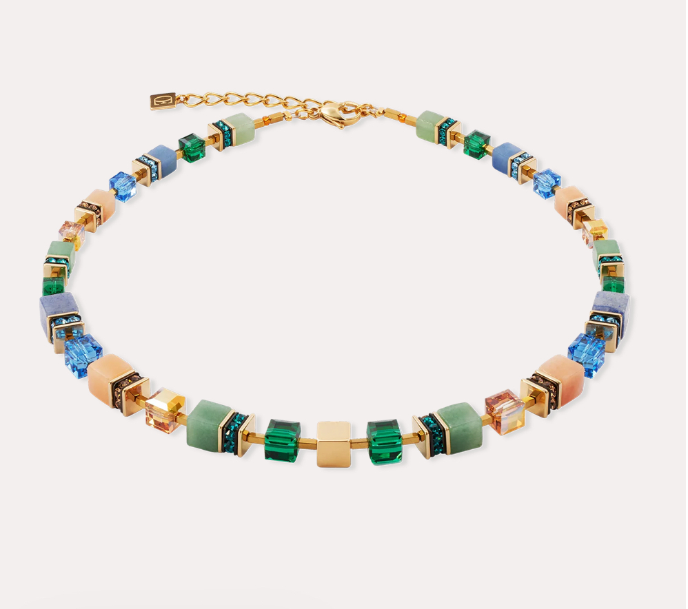 Stralend als de lente - de GeoCUBE® Precious statement ketting goud-lente combineert perfect frisse kleuren en luxueus design. Gloeiende Swarovski®-kristallen, kostbare edelsteenblokjes en fijne gouden accenten maken een elegante statement, terwijl de iconische GeoCUBE®-elementen een moderne, gestructureerde look creëren. Perfect voor iedereen die stijl met gemak combineert.