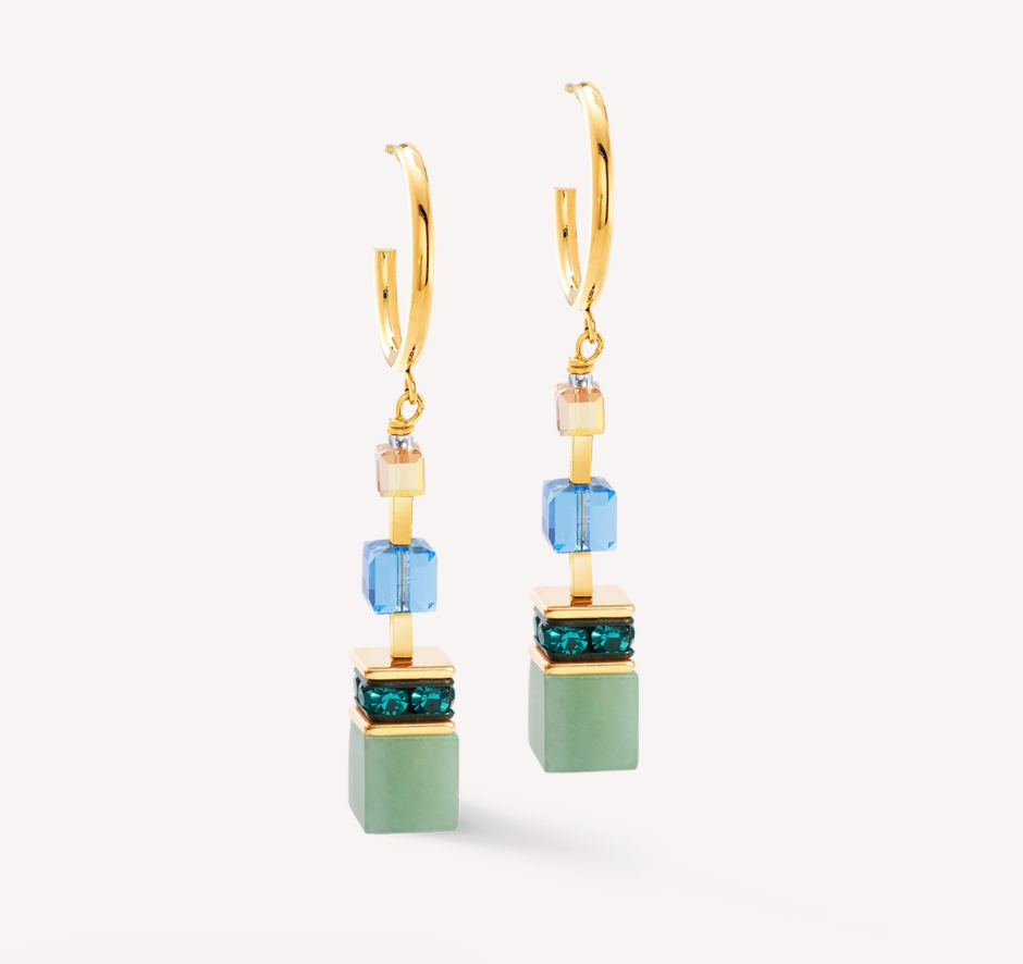 Speels, helder, elegant - de GeoCUBE® Precious Statement oorbellen goud-spring vangen de warme, frisse kleuren van de lente. Stralende Swarovski®-kristallen, fijne edelsteenblokjes en gouden accenten resoneren met elke beweging en creëren een look die lichtheid en luxe combineert.