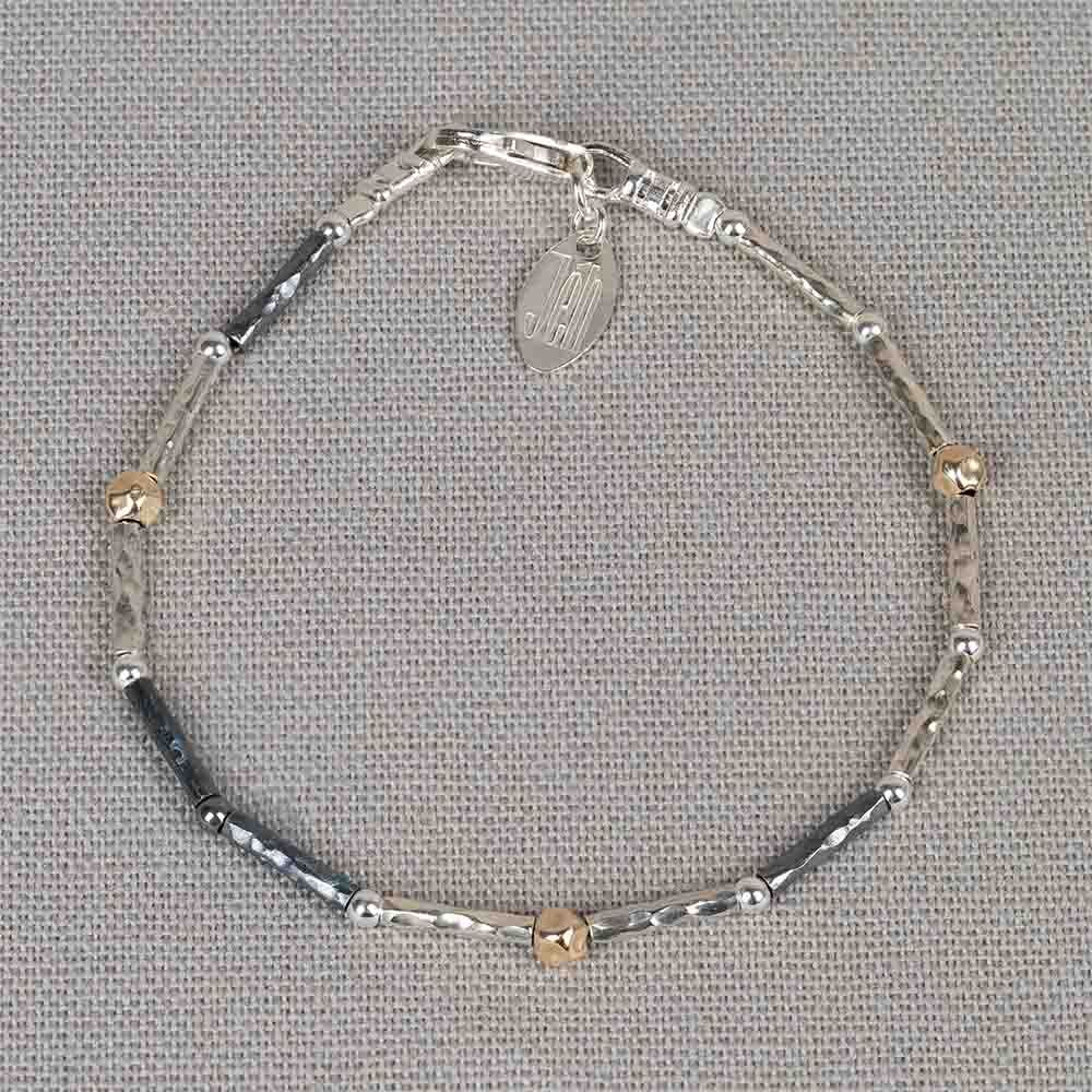 Armband gemaakt met buisjes van zilver en geoxideerd zilver met daartussen goldfilled balletjes. Ideaal om te matchen met het bijpassende collier. Deze armband is verkrijgbaar in verschillende lengtes.