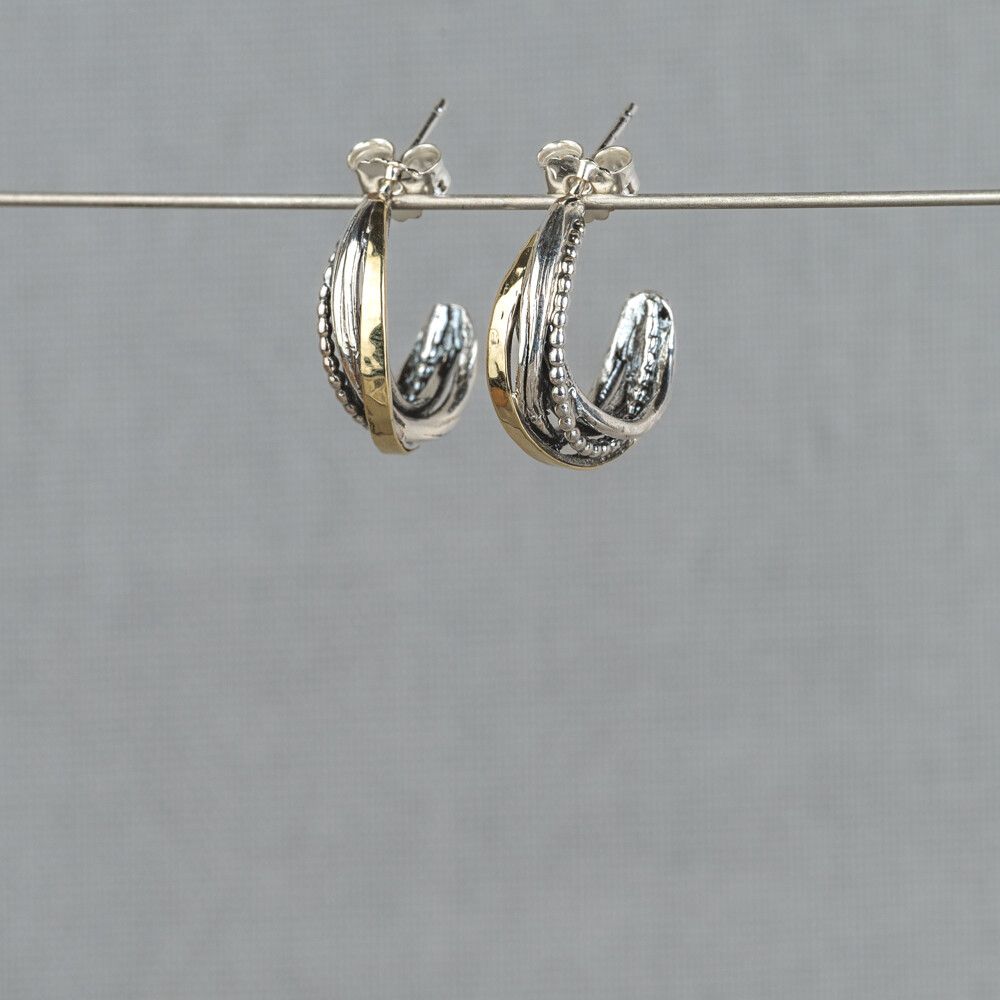 Oorhoepel gemaakt van 925 geoxideerd sterling zilver in combinatie met 9 karaat. Combineer deze oorbellen met een mooie ring, collier en armband voor een complete look!