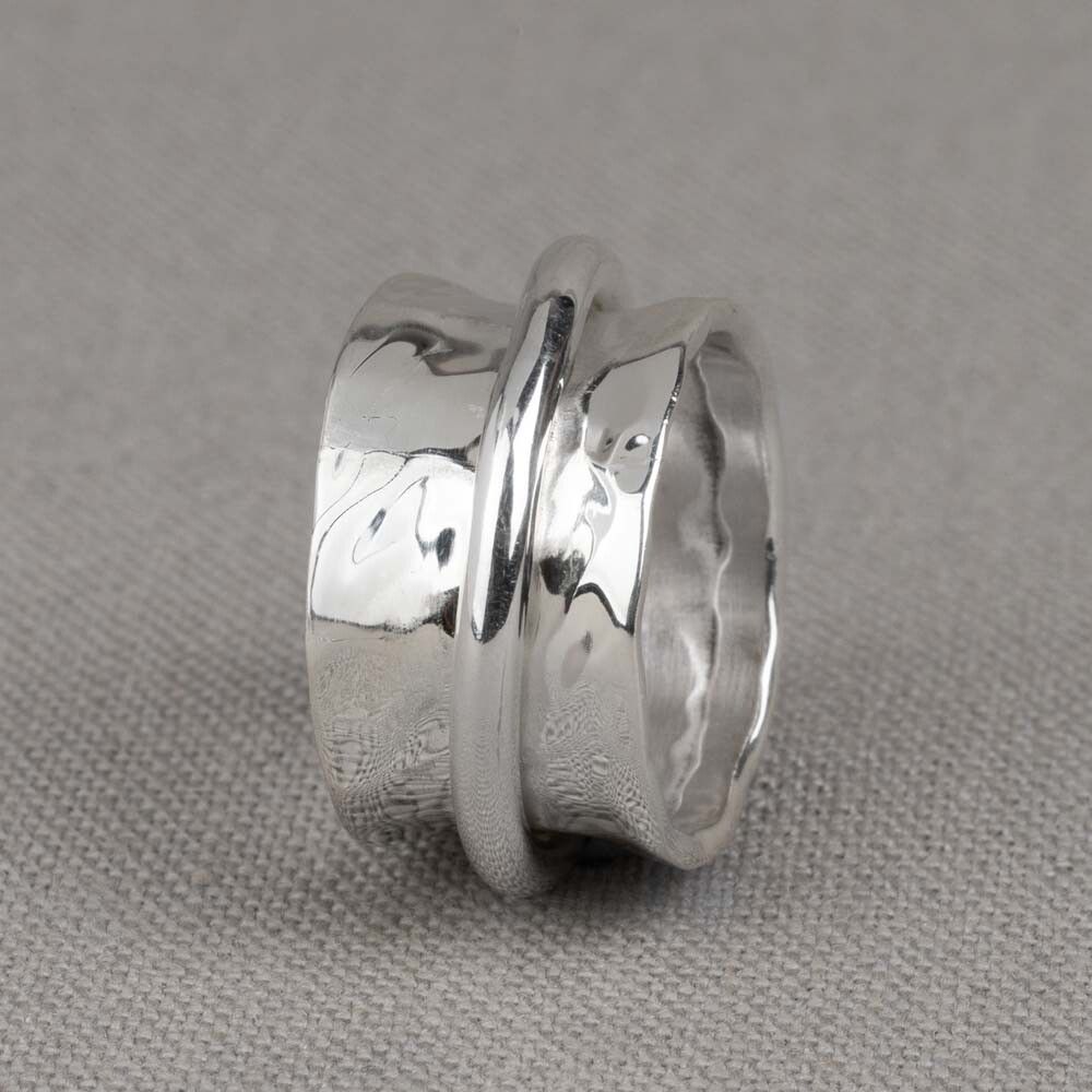 Ring gemaakt van 925 sterling zilver. Om deze ring zit nog en losse spinning ring. Combineer met een mooi collier, een armband en oorbellen voor een complete look!