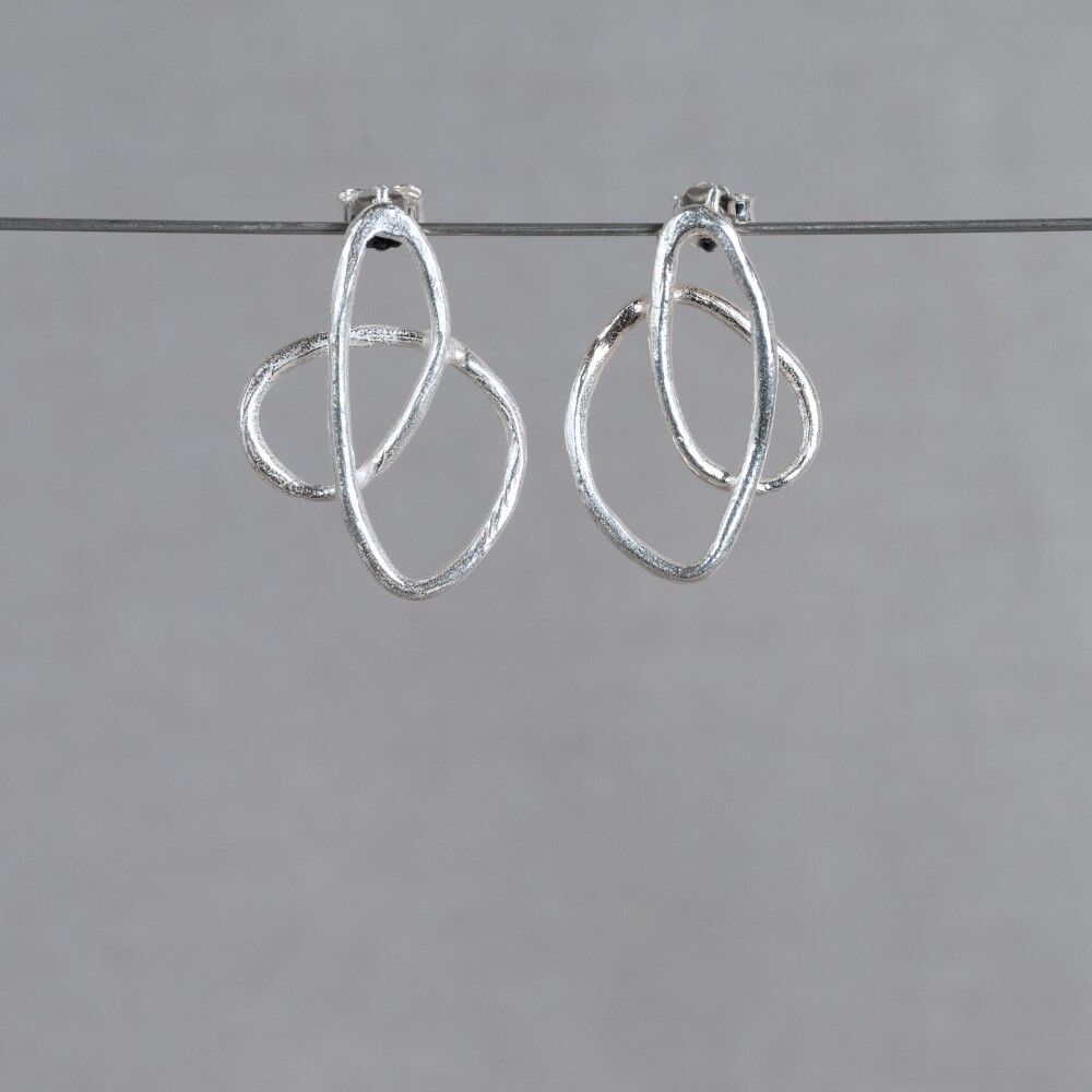 Oorsteker gemaakt van 925 sterling zilver. Deze creatieve oorbel kun je perfect combineren met een mooi collier, een armband en ring voor een complete look! 