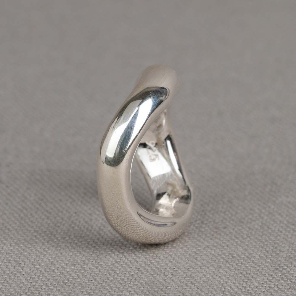 Ring gemaakt van 925 sterling zilver. De ring heeft een gedraaid effect wat hem uniek en speels maakt. Combineer met andere sieraden van Jéh Jewels voor een complete look!