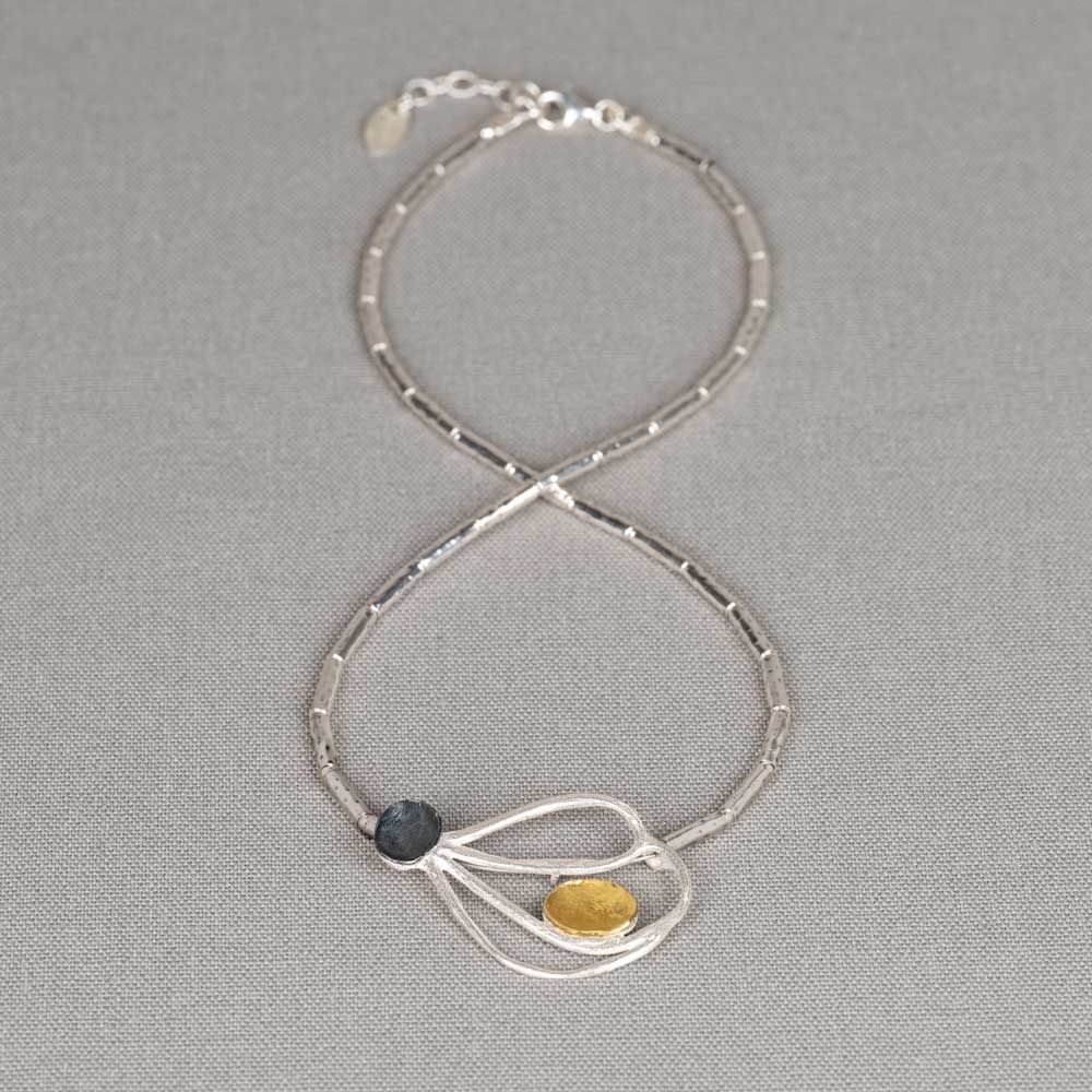 Collier gemaakt van 925 sterling zilveren buisjes in combinatie met een hanger van geoxideerd zilver en verguld. Combineer dit mooie collier met een paar oorsieraden, een armband en ring voor een complete look!