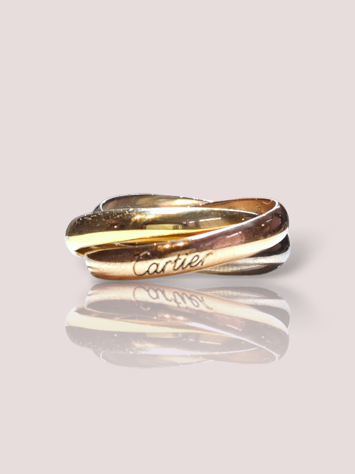 Deze vintage 18K Trinity Cartier ring is een meesterwerk met een uniek ontwerp. Deze ring is een juweel van 18-karaats goud, bestaande uit drie in elkaar verweven banden van roségoud, geelgoud en witgoud. Draag dit iconische stuk als statement accessoire, solo of gecombineerd met andere delicate ringen, voor een elegante en tijdloze uitstraling. Perfect voor elke gelegenheid.

De breedte van de ringen zijn circa 3,4 mm, het gaat hier dus om de medium uitvoering.