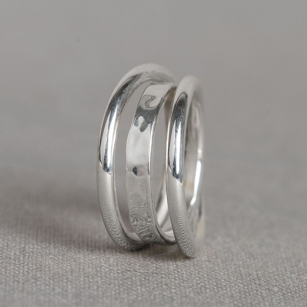Ring gemaakt van 925 sterling zilver. Het midden is gemaakt met hamerslag en de twist banden zijn glad. Combineer met een mooie armband, een collier en oorbellen voor een complete look!