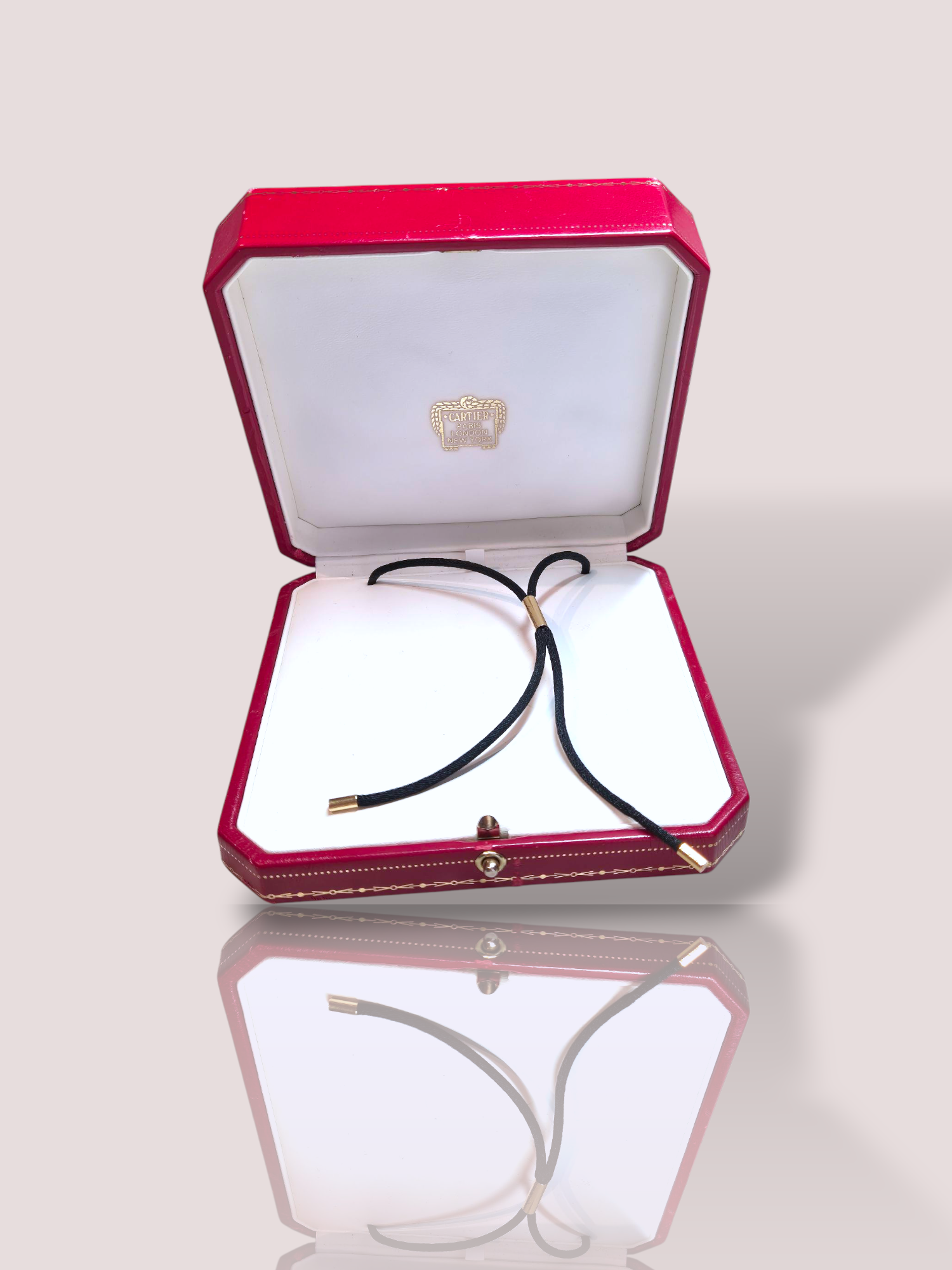 Dit prachtige vintage 18k geel gouden Cartier koord collier is een echte eyecatcher. De ketting heeft een tijdloos en elegant ontwerp en is perfect voor zowel dagelijkse als speciale gelegenheden. Draag het alleen of gelaagd met andere kettingen voor een trendy look. De sluiting zorgt ervoor dat de ketting veilig om de nek blijft zitten. Verwen jezelf met deze luxe toevoeging aan je sieradencollectie.

Het gouden elementje kan verschoven worden om op deze manier de ketting langer of korter te maken.