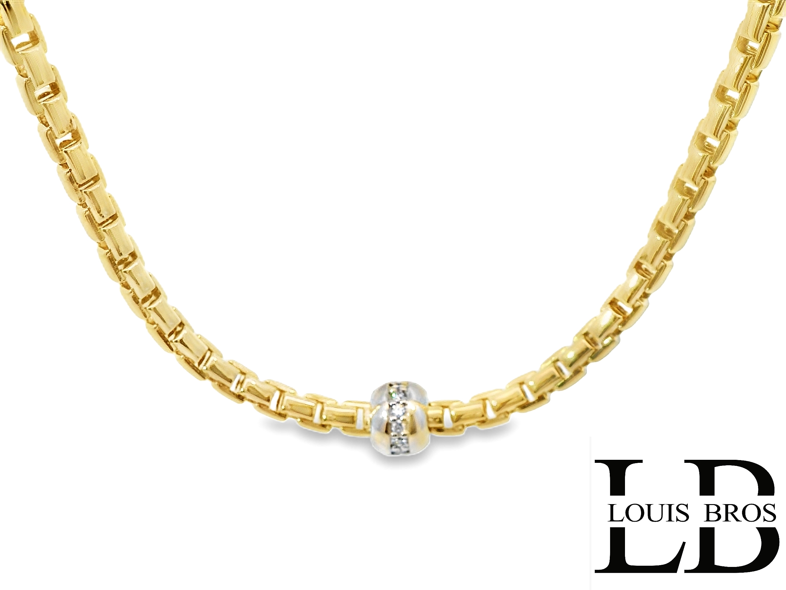 Laat je betoveren door de tijdloze elegantie van dit 14 karaat geelgouden collier (18.68 gr). De verfijnde ketting straalt klasse en vrouwelijkheid uit, perfect voor elke gelegenheid – van dagelijks chic tot avondvol glamour.

In het midden schittert een oogverblindende eyecatcher: een bal van witgoud, subtiel bezet met fonkelende diamanten. Deze luxueuze touch creëert een prachtig contrast met het warme geelgoud en geeft het sieraad een exclusieve uitstraling.

Een harmonie van stijl en finesse – dit collier is een blijvend juweel in elke sieradencollectie.