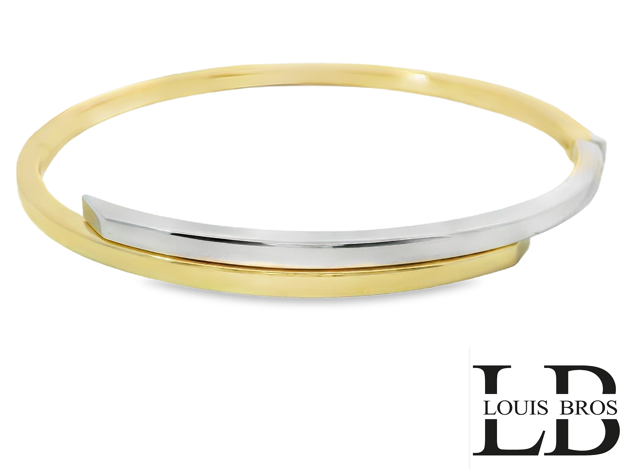 Deze 14 karaat bicolor gouden bangle (9.32 gr) combineert het beste van twee werelden: warm geelgoud en stijlvol witgoud komen samen in een harmonieus, eigentijds ontwerp. Het strakke lijnenspel en de subtiele rondingen geven deze armband een moderne uitstraling, terwijl de klassieke materialen zorgen voor een tijdloze elegantie.

Perfect om elke look moeiteloos naar een hoger niveau te tillen – van casual chic tot avondkleding. Een veelzijdig sieraad dat klasse en karakter uitstraalt.