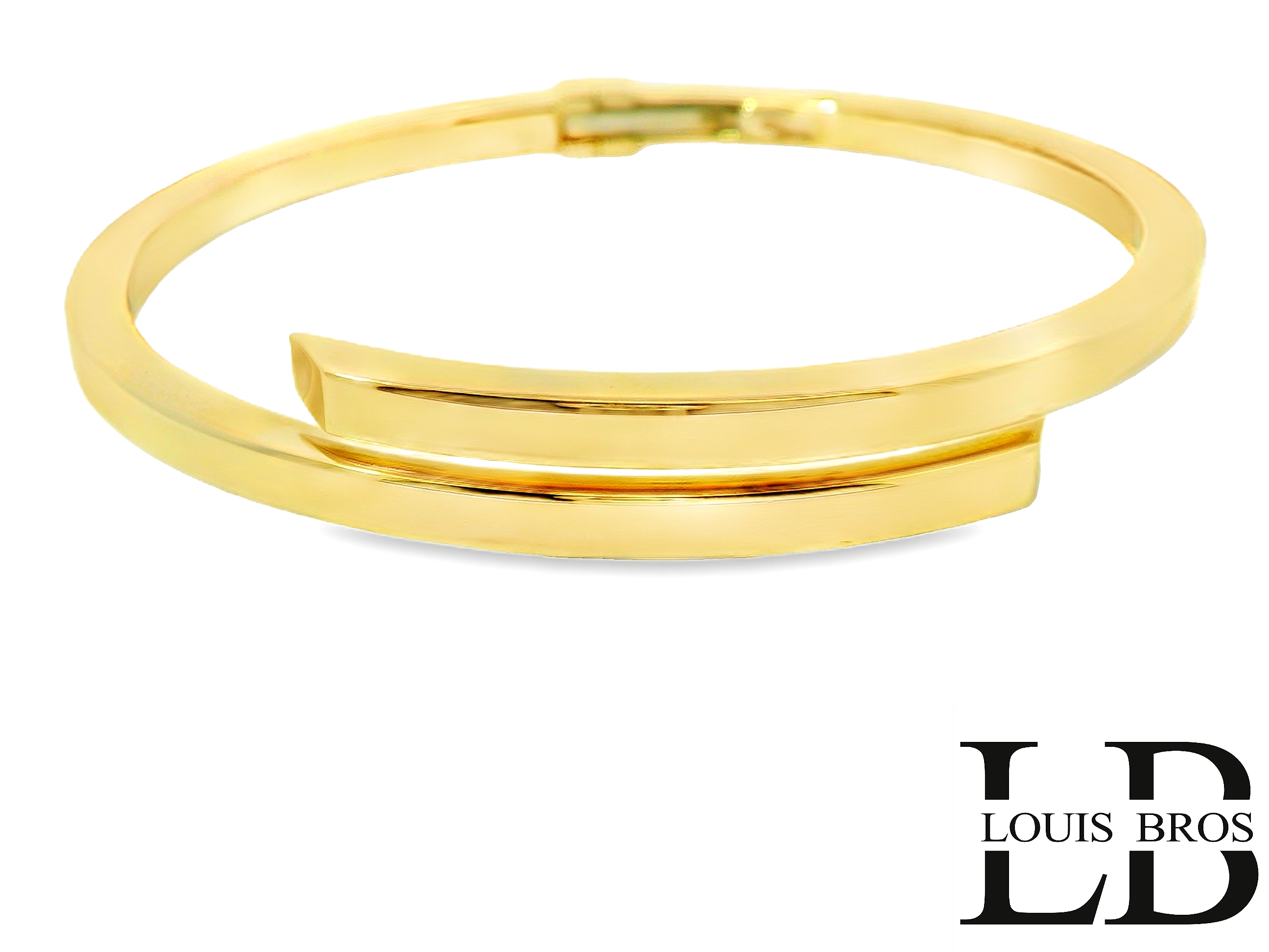 Deze 14 karaat geelgouden bangle (12.41 gr) straalt pure klasse uit. Het minimalistische ontwerp is modern, maar tegelijkertijd tijdloos – een sieraad dat moeiteloos met elke stijl en gelegenheid te combineren is.

De strakke lijnen en het gladde, glanzende oppervlak geven de armband een verfijnde en eigentijdse look. Draag haar solo voor een subtiel statement of combineer met andere bangles voor een gelaagde, fashionable uitstraling.

Een elegant stuk dat generaties lang meegaat – stijlvol, krachtig en altijd in mode.