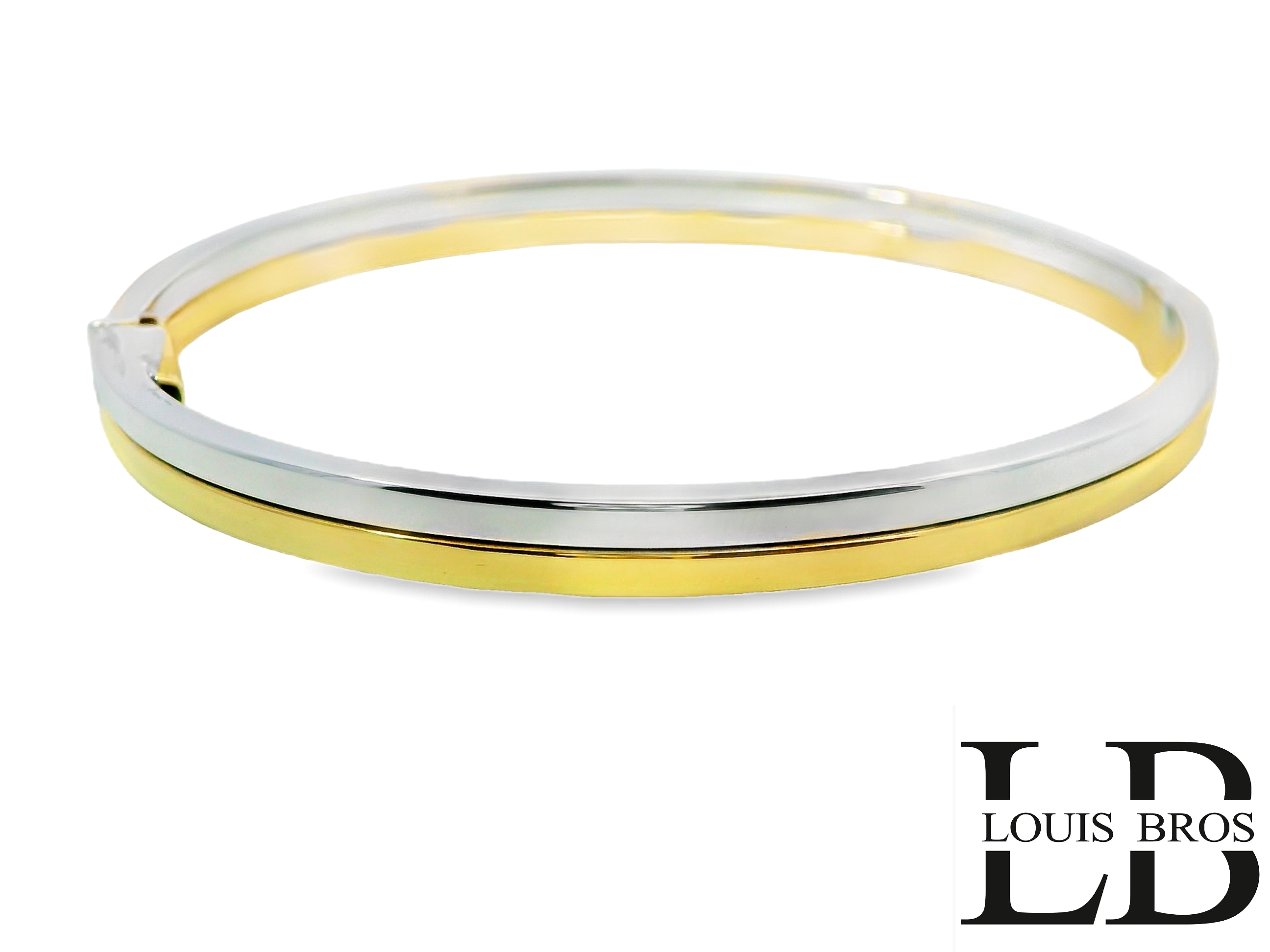 Deze elegante bangle van 14 karaat goud (12.47 gr) combineert de warme glans van geelgoud met het frisse accent van witgoud in een strak, eigentijds ontwerp. De zuivere lijnen en subtiele contrasten maken dit sieraad tot een moderne klassieker.

De bicolor afwerking geeft de armband een verfijnde en veelzijdige uitstraling – perfect voor zowel dagelijks gebruik als speciale gelegenheden.

Een statement van stijl en eenvoud, met een luxueuze touch.